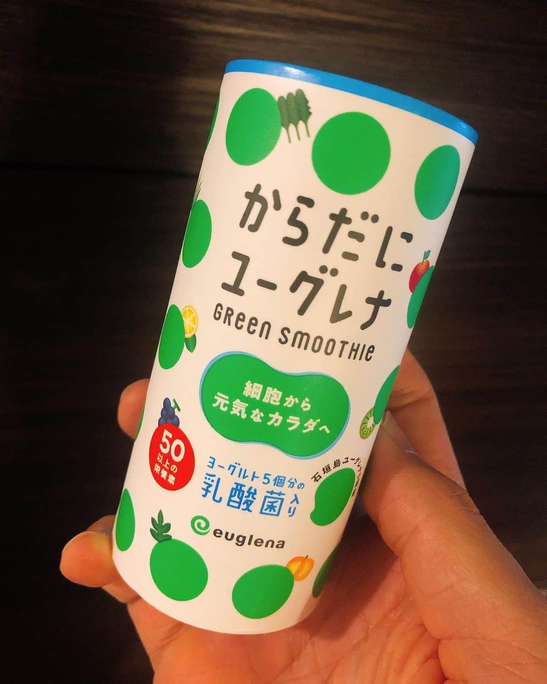 のインスタグラム：「栄養意識してますか？ 僕は最近ミドリムシを飲んでます🥤🟢﻿ ﻿ ユーグレナ（和名：ミドリムシ）は藻の一種🟩﻿ ﻿ 実は植物と動物、両方の性質を持つため野菜に含まれるビタミンやミネラルに加えて、魚に含まれるDHA🐟EPAといった不飽和脂肪酸など59種類もの栄養素を持ってるんですよ😉﻿ ﻿ ちょっと価格は高めだけど、個人的にオススメです😁」