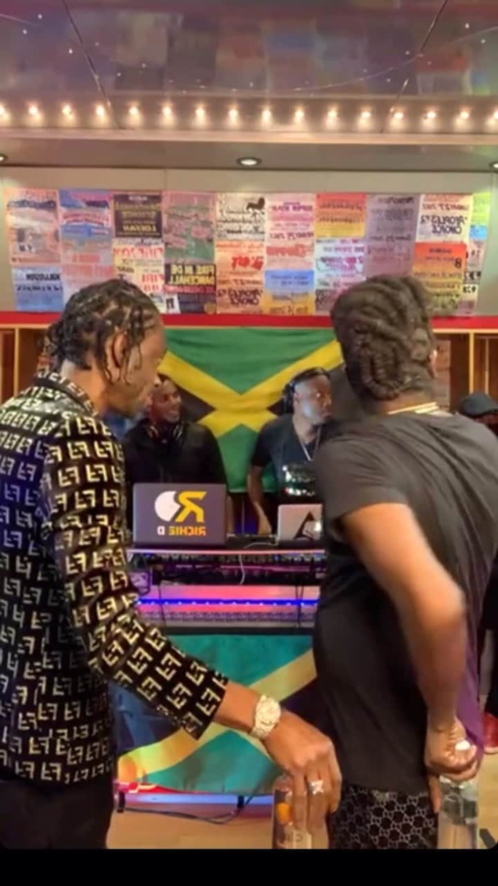MIGHTY CROWNのインスタグラム：「The moment when jamaica police department wanted a piece of #verzuz 😂  Today was a winning day fi di culture ！2 icons in the industry showed the world the real way!! Memba mi tell ono dis!  Nuh nah dem can’t do it like @kingbeenieman & @grunggaadzilla  Salute !!!!!!!! 🔥🔥🔥🔥🔥 ダンスホール/レゲエやってて 良かった！って思わしてくれた日だ なんて日だ！w 最高に楽しかったぜー！」