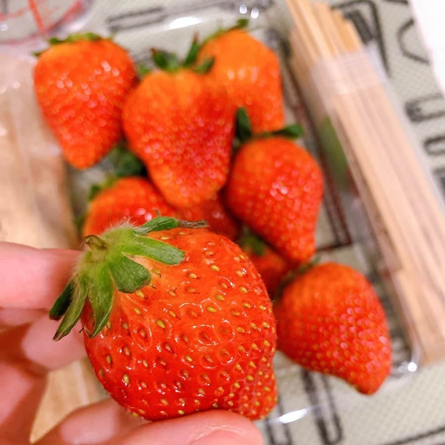 西脇彩華さんのインスタグラム写真 - (西脇彩華Instagram)「＊ ジャジャーン イチゴ飴〜〜🍓🍭✨ ・ 毎週金曜生放送 #ニッポン放送 #金ブラ の中継で #イチゴ飴 作りを紹介したので実際作ってみました🧡 ・ 簡単なので年齢関係なく楽しくクッキングできそう✨ ・ ・ ❤️材料❤️ いちご 1パック 砂糖 180g 水 50cc クッキングシート 竹串 ・ ・ ❤️レシピ❤️ 1.いちごのへたをとる 2.竹串に一つずつ刺していきます 3.フライパンに砂糖と水を入れて砂糖がとけるまでまぜる 4.混ざったら中火〜弱火でじっくり熱する(だいたい150°くらいまで熱するのがおすすめ) 5.砂糖がグツグツしたら火をとめてイチゴにからめる(フライパンからあげて砂糖がたれなくなるまでイチゴをクルクル回す) 6.まとまったらクッキングシートに乗せて少し時間を置く ・ これが工程です❣️ ・ 一番手間をとるのは水を砂糖に溶かす作業😆なかなか溶けなかった💦💦 あと、ポイントは砂糖をしっかりと熱すること❣️ あとの食感にかかわってくる✨ ・ 私でもおいしくできたので紹介😆😆 ・ #StayHome #EnjoyHome #うちで過ごそう #おうち時間 #Cooking #おやつ作り #イチゴ #苺 #いちご飴」5月24日 14時51分 - chapon_930