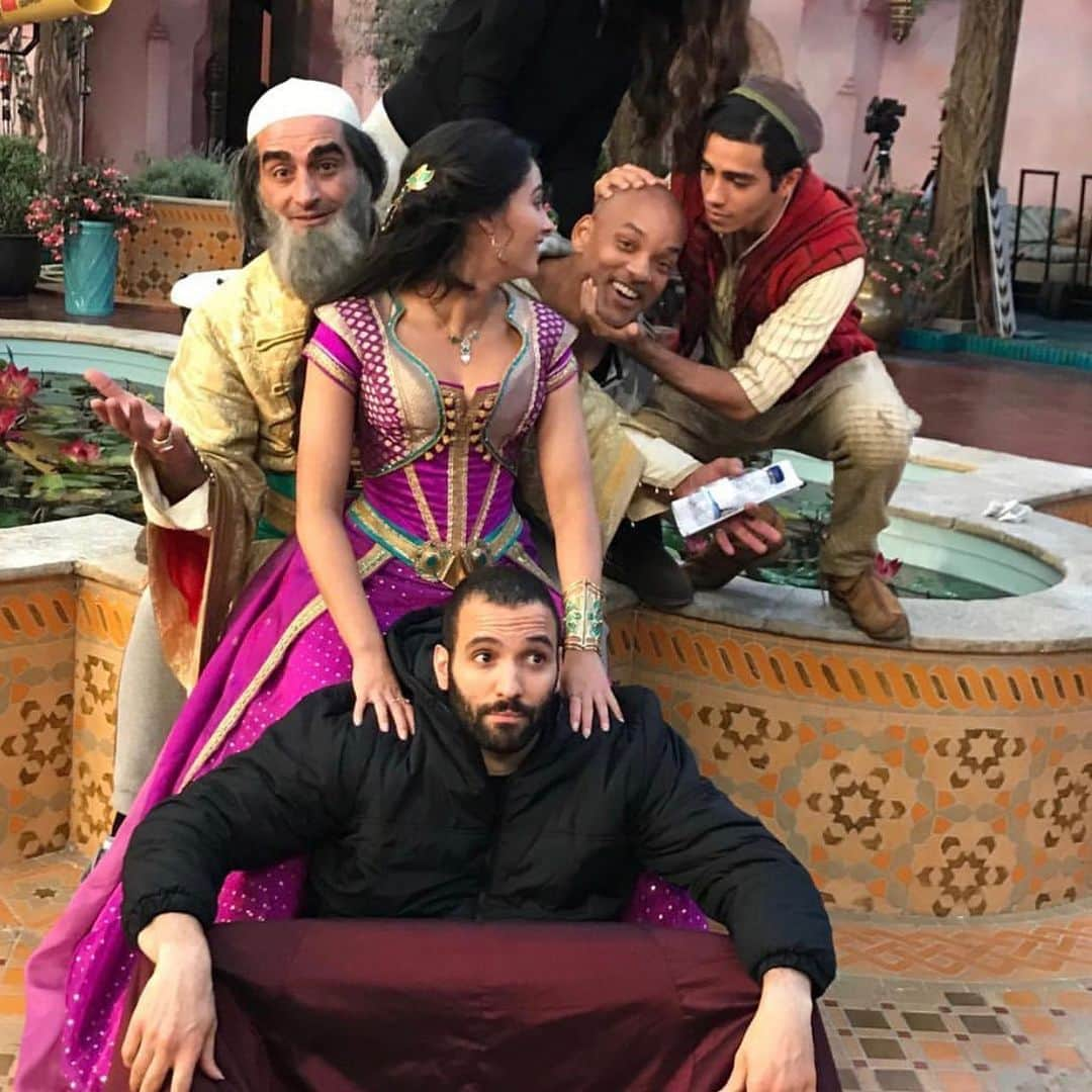 メナ・マスードさんのインスタグラム写真 - (メナ・マスードInstagram)「What a difference a year makes!  We might not be making movies at the moment but we can still enjoy them. Get your copy of Aladdin ready and watch with me from 12pm PT today.」5月25日 1時42分 - menamassoud