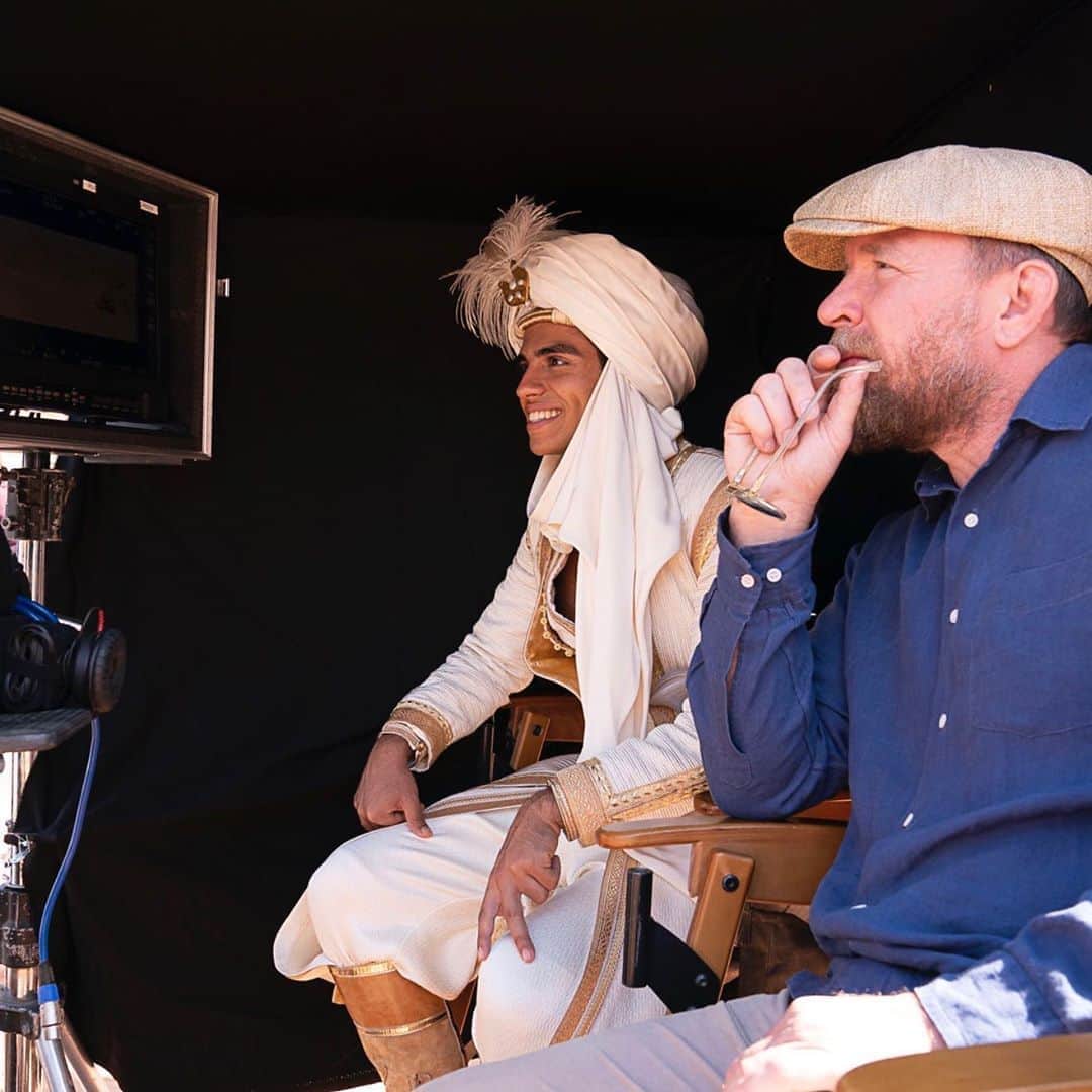 メナ・マスードのインスタグラム：「What a difference a year makes!  We might not be making movies at the moment but we can still enjoy them. Get your copy of Aladdin ready and watch with me from 12pm PT today.」