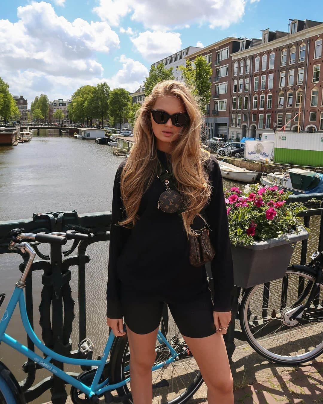 ロミー・ストリドのインスタグラム：「Sunday walk in Amsterdam🍃」