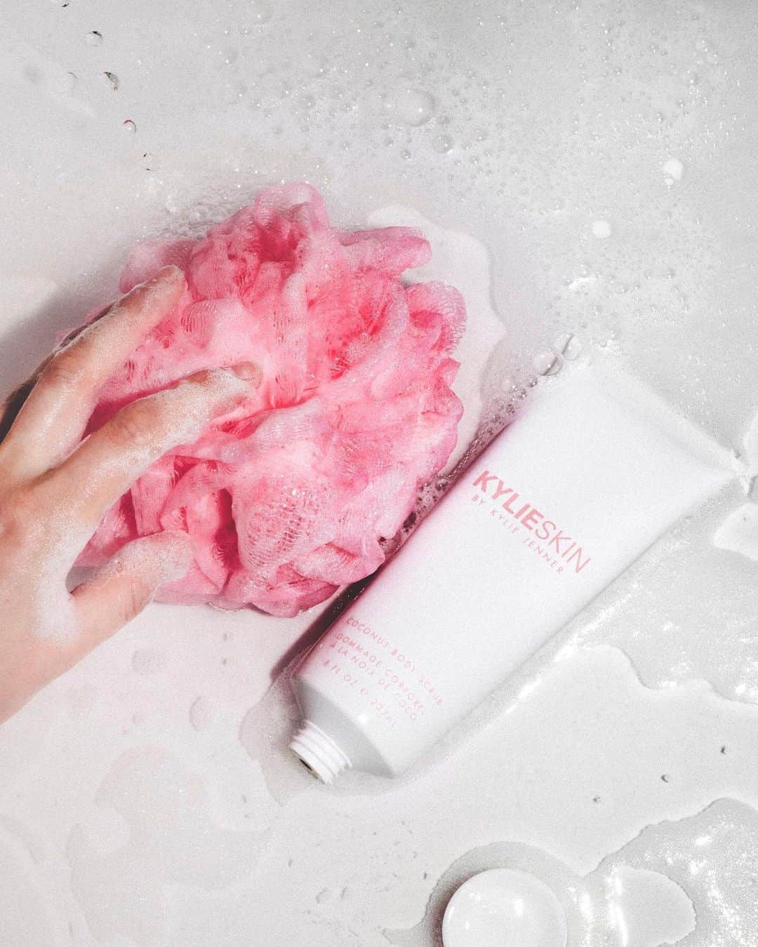 Kylie Cosmeticsさんのインスタグラム写真 - (Kylie CosmeticsInstagram)「self-care sunday 🧖‍♀️🧖 treat your skin! @kylieskin coconut body scrub lathers gorgeously making for the perfect body exfoliation 🤍 the smell of sugar and coconut will make you feel like you’re on a tropical vacay 🏝」5月25日 0時29分 - kyliecosmetics