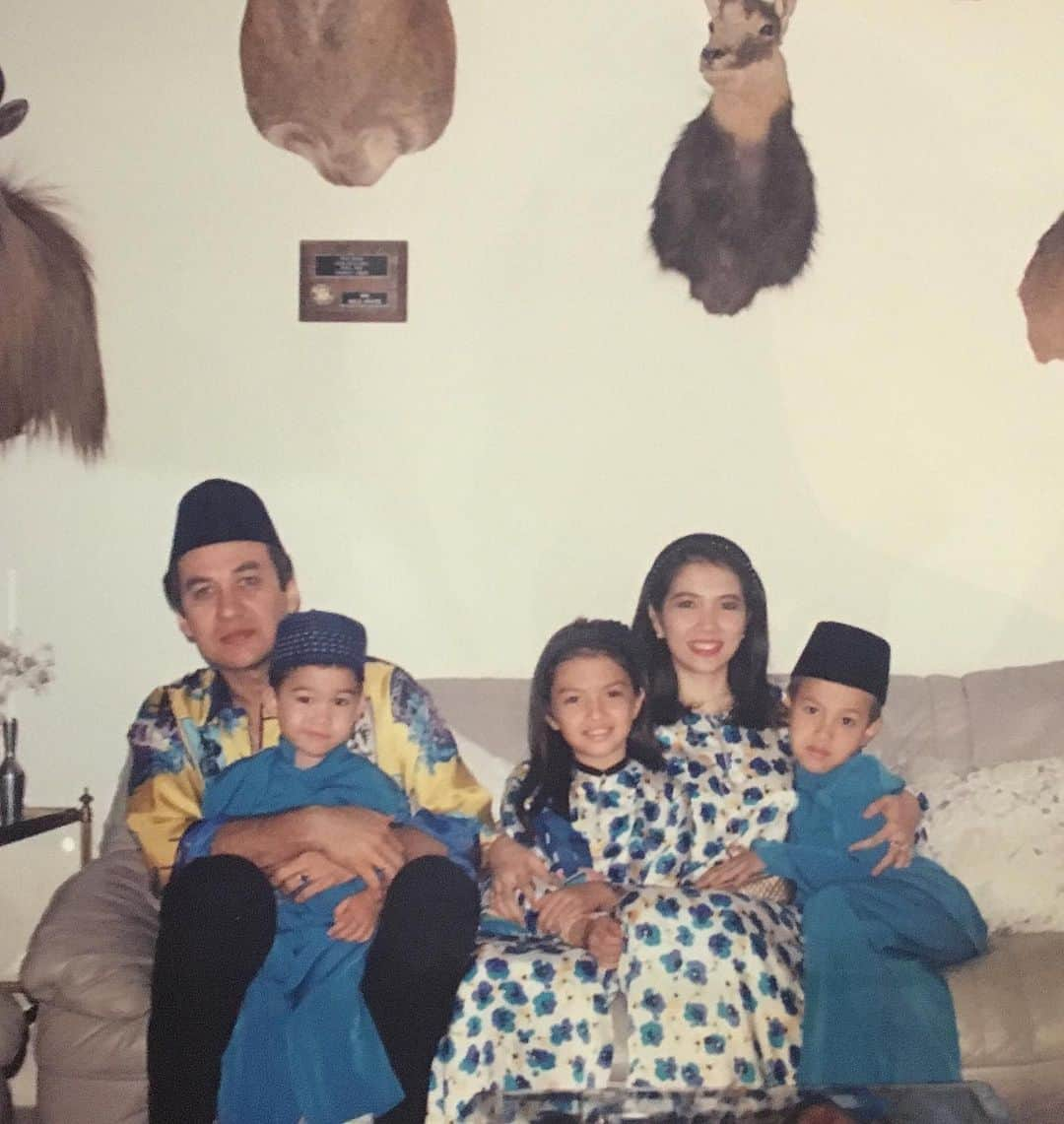 ラライン・シャーさんのインスタグラム写真 - (ラライン・シャーInstagram)「Oldie but goodie. Selamat Hari Raya! #eidmubarak #grandparents #familia」5月25日 0時26分 - ralineshah