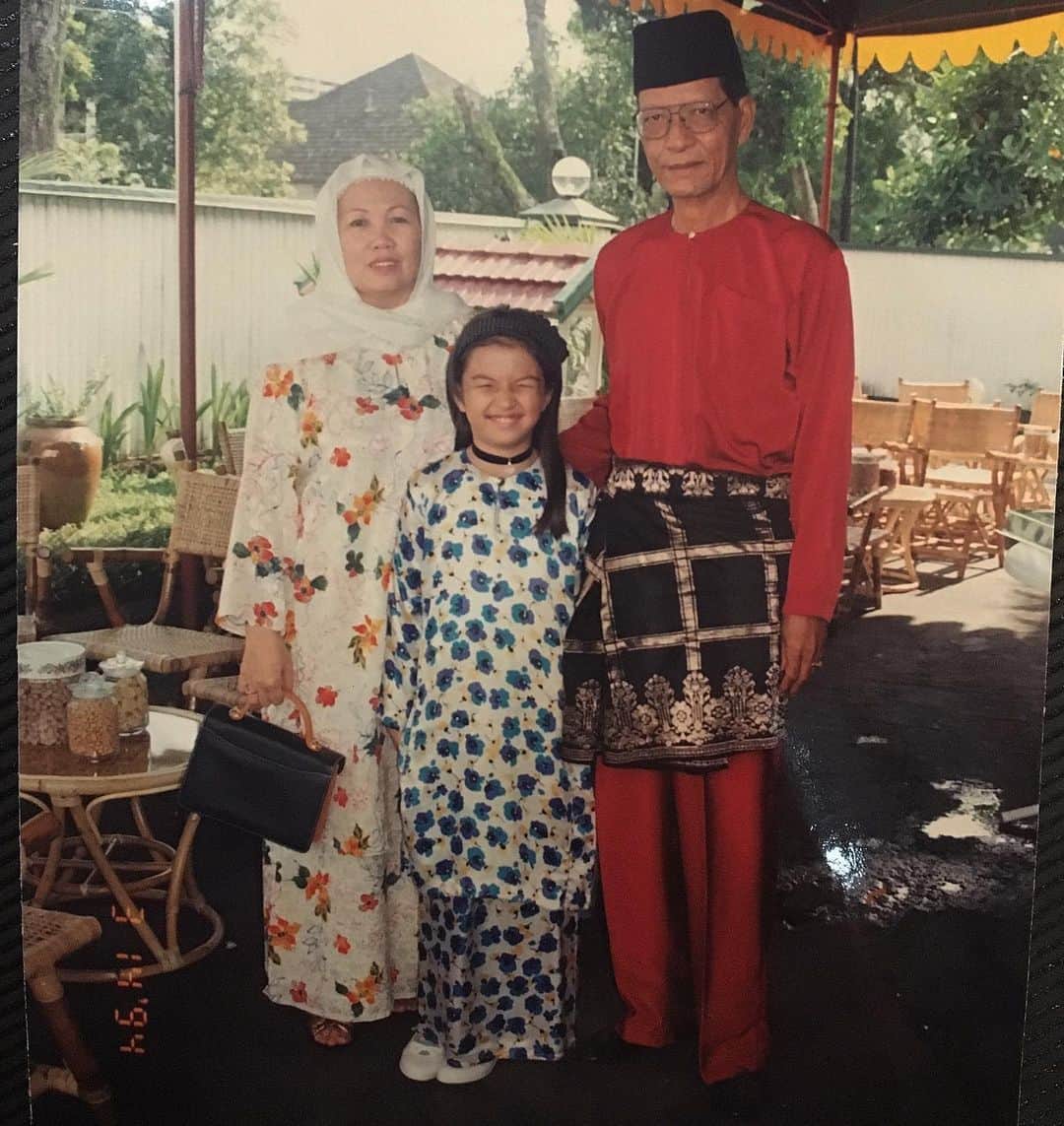 ラライン・シャーのインスタグラム：「Oldie but goodie. Selamat Hari Raya! #eidmubarak #grandparents #familia」