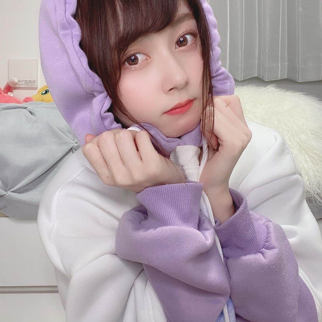 金久保マユ（ぼんぼん）のインスタグラム：「インスタライブ！ ありがとうございました♡ . 突然始まって突然終わったけど… （電池切れ） . . YouTubeLiveが電波悪くてできない代わりに、インスタ配信をちょこちょこしようかなと思ってます🥺たくさん来てくれて嬉しかった！ありがとう！！ . . . . . . . . #お団子#前髪#ぱっつん#ヘアアレンジ#おうち時間#おうち時間を楽しむ  #おうち時間を楽しもう#パーカー#かわいい#ゲンガー#ポケモン#グッズ#韓国ファッション#プチプラ#部屋着#ルームウェア#リフレッシュ#気分転換#おへや#room#ponytail#love#pokemon#cute#animegirl#refresh#follome#photo#instacamera」