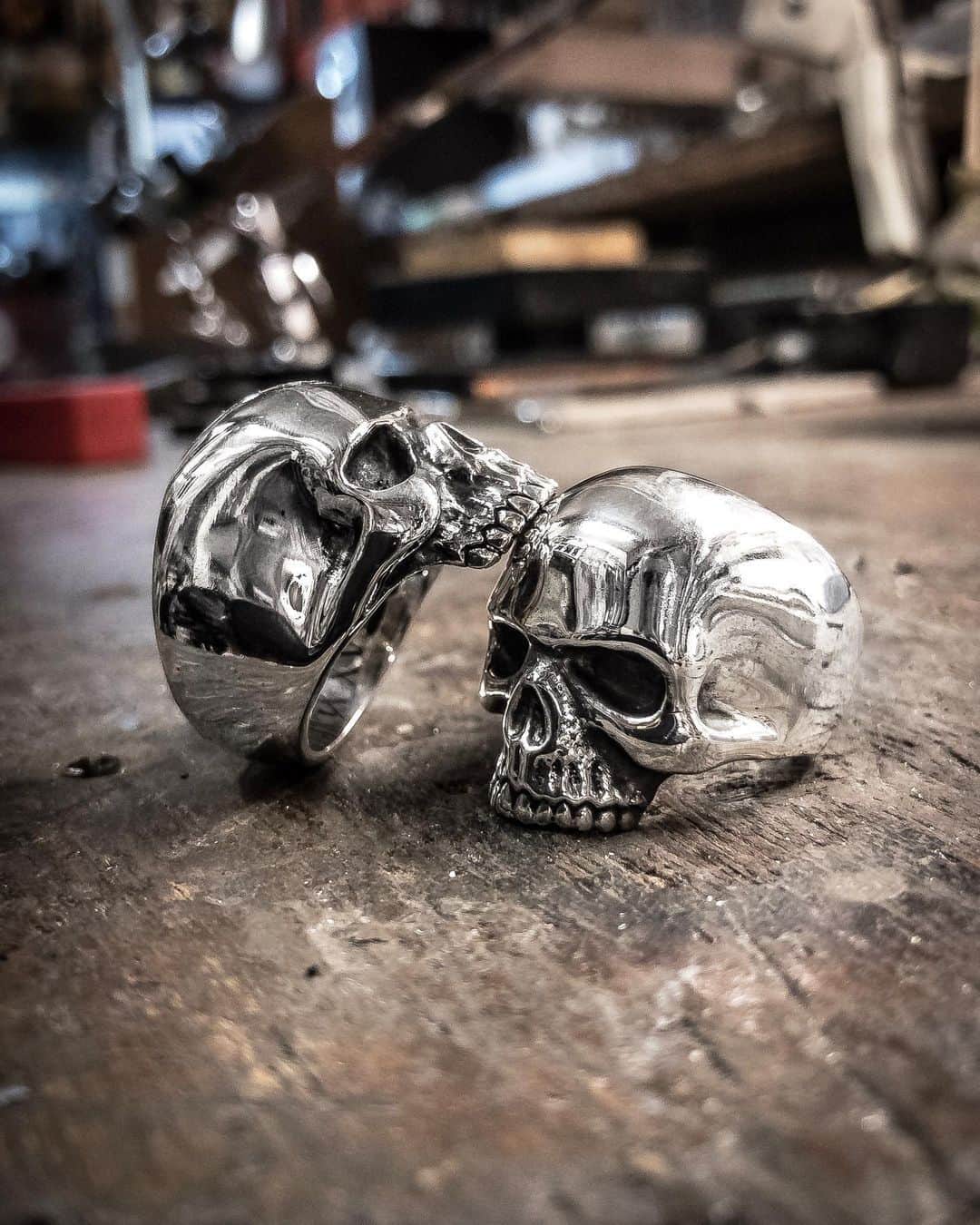 クレイジーピッグさんのインスタグラム写真 - (クレイジーピッグInstagram)「Limited Edition Exile Skulls are absolutely killer 😍 #skull #ring #silver #limitededition #halfjaw #heavymetal #rocknroll #skullfashion #gothic #gothicjewellery」5月25日 0時49分 - crazypigdesignslondon