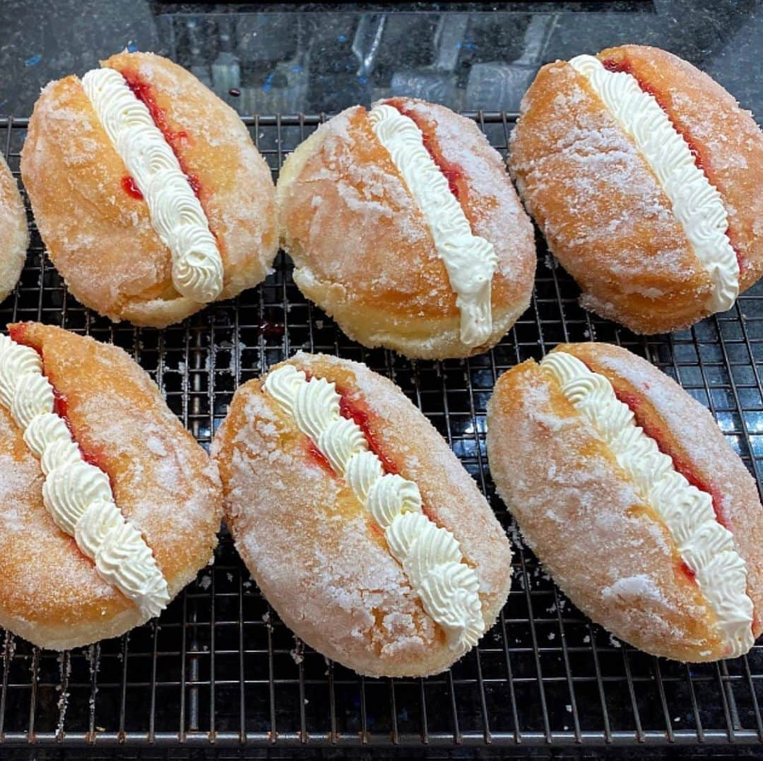 ナイジェラ・ローソンさんのインスタグラム写真 - (ナイジェラ・ローソンInstagram)「Meanwhile, over on @Foodim, this photograph by @dawn_oxfordsticks of  jam and cream doughnuts is #postoftheweek. And for those who aren’t (yet!) part of the Foodim family, you can get her recipe for these luscious beauties over on the @Foodim Instagram page.」5月25日 0時49分 - nigellalawson