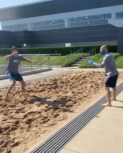 ダニーロ・ガリナリのインスタグラム：「👀🏖 Training reflexes on the sand」