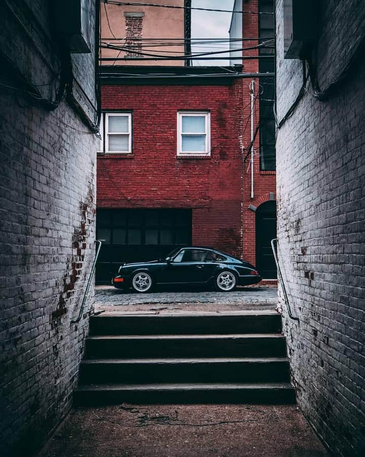 Porscheさんのインスタグラム写真 - (PorscheInstagram)「Proof that venturing off the beaten track can reveal hidden surprises. (📸 @OCSam4) #PorscheMoment」5月25日 1時00分 - porsche