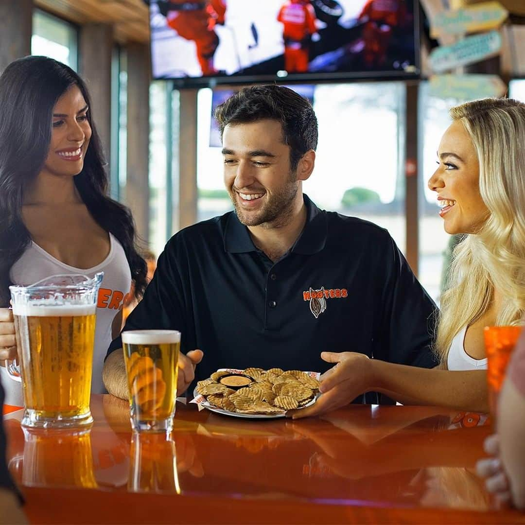 Hootersさんのインスタグラム写真 - (HootersInstagram)「@chaseelliott9 and @charlottemotorspeedway can only mean one thing… it’s RACE DAY. 🙌  Order online or on our app for pickup or delivery and use code GET10 for $10 off $30+ or use code GET15 for $15 off $50+. Is your nearest Hooters open for dine-in? Come on in and enjoy our Race Day Special — fried pickles and a pitcher of domestic beer or Mountain Dew for just $15! *Valid at participating locations only. Cannot be combined with other offers.」5月25日 1時01分 - hooters