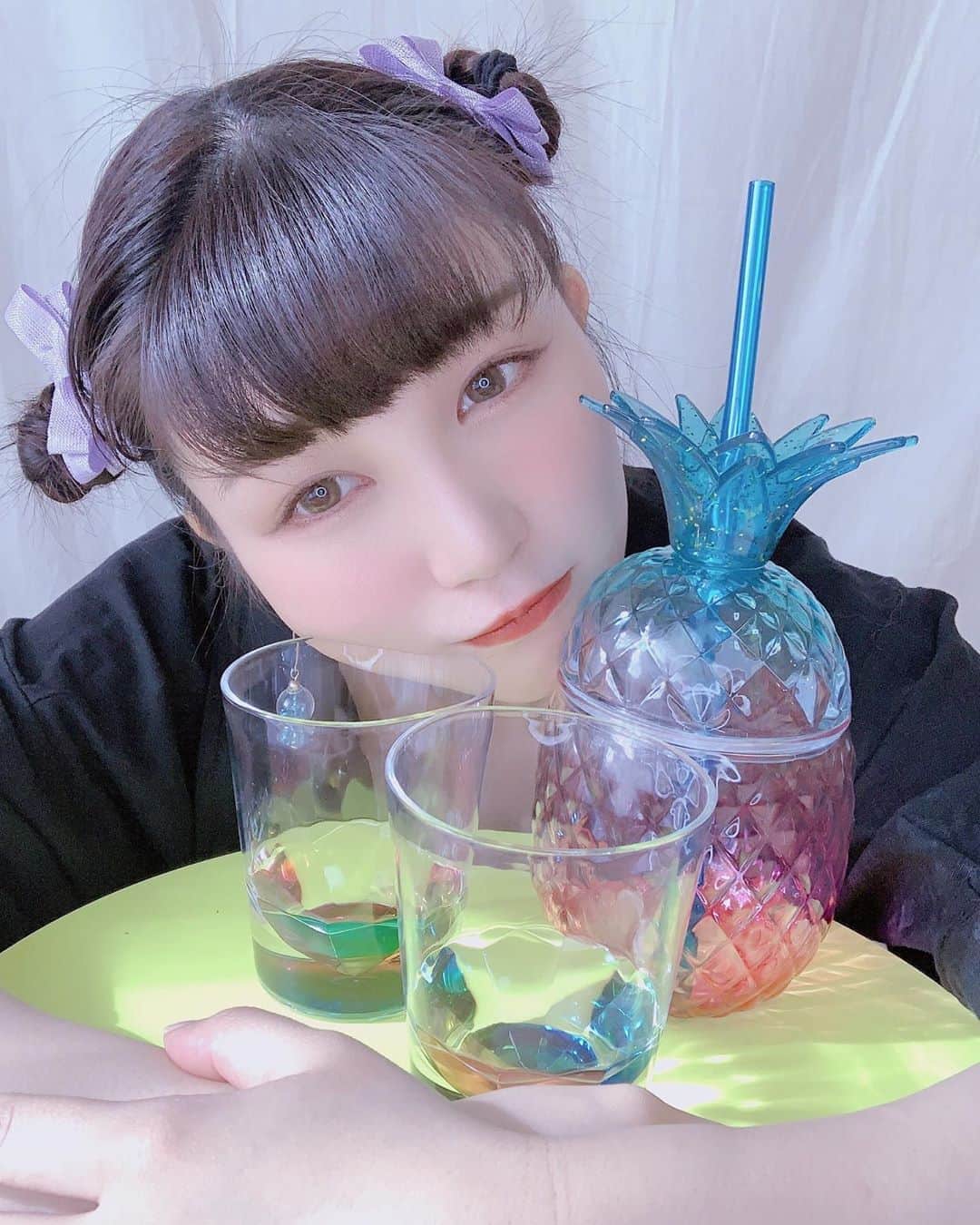 のインスタグラム：「👹ニトリで買い物👹  ニトリでカラフルなコップを買いました。  ちなみに、 コップなど食器をかったら 要らないコップは捨てる。 これが風水だと「いい気(運気)を呼ぶ」 という意味になるんだって。  パイナップルお気に入り。  #占い #風水 #カラフル #インテリア #インスタ映え #instagood #運気アップ」