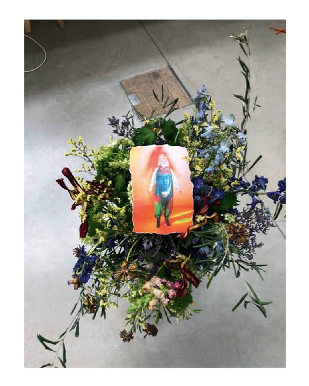 ヴィヴィアンウエストウッドさんのインスタグラム写真 - (ヴィヴィアンウエストウッドInstagram)「Juergen Teller and Dovile Drizyte re-photograph the Vivienne Westwood Spring-Summer 2020 campaign in isolation during qurantine in London. @juergentellerstudio @doviledrizyte @reeditionmag」5月25日 1時25分 - viviennewestwood