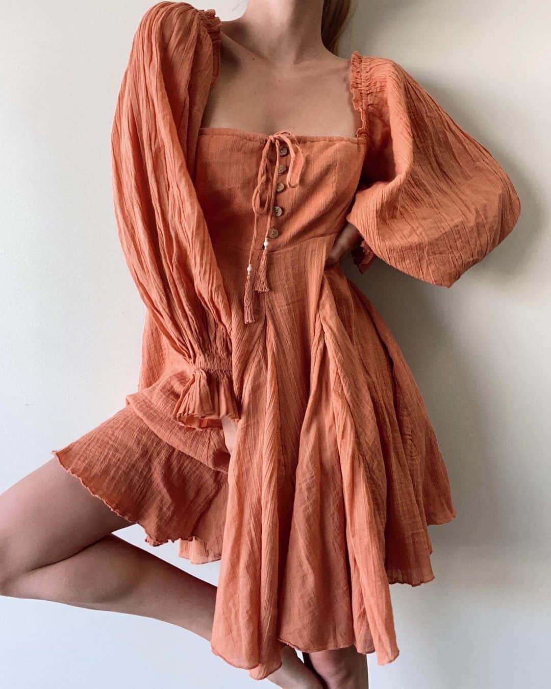 freepeopleさんのインスタグラム写真 - (freepeopleInstagram)「Dressing up to stay home. @lauren__burke in the How About You Mini Dress. #FPYourWay」5月25日 1時27分 - freepeople