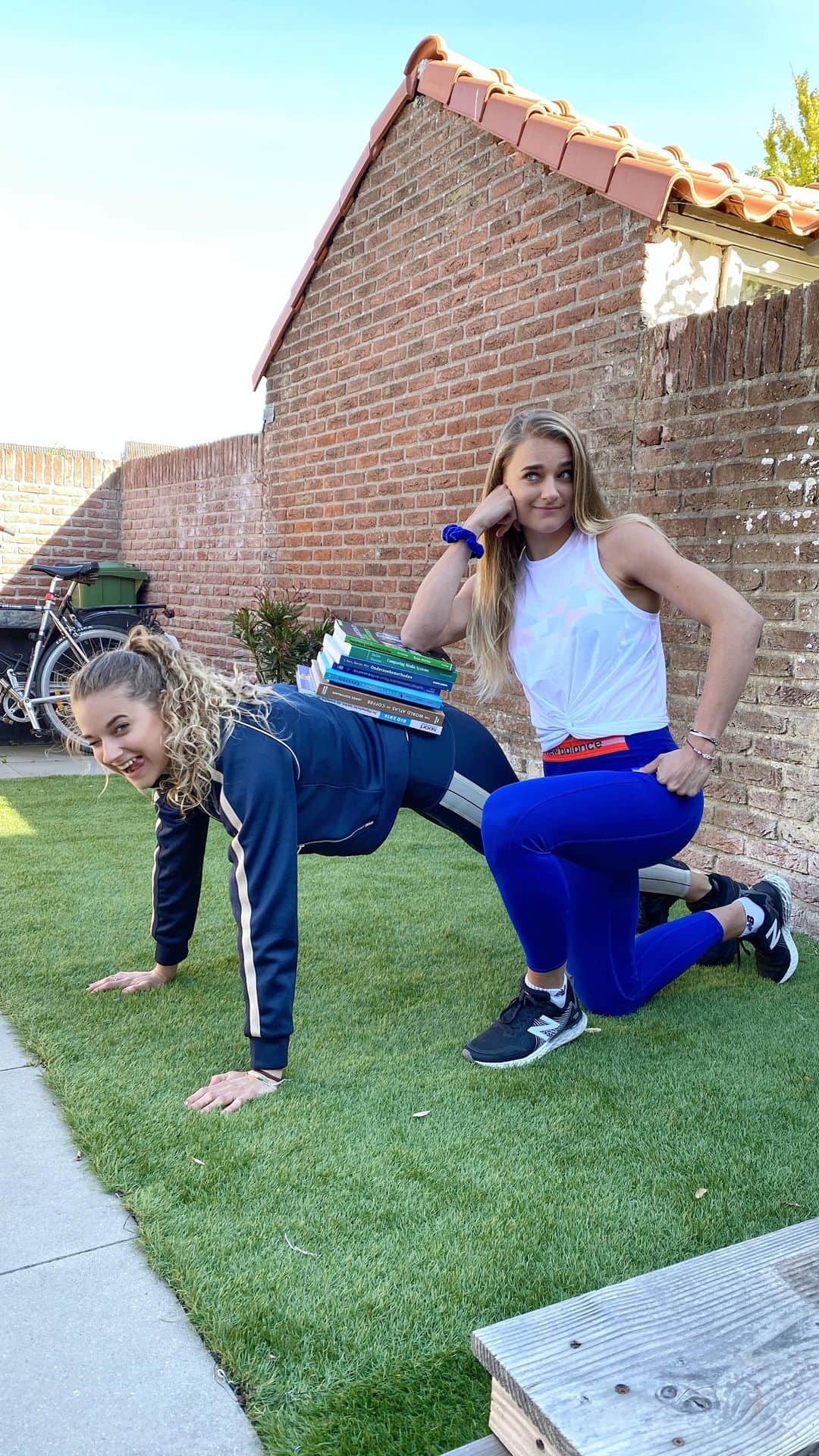 ラウラ・デ・ウィットのインスタグラム：「Are you up for another challenge? And maybe win a fun athletics game of the Dutch team too? #ZusjesDeWitte⁣⁣ ⁣⁣⁣⁣ 𝐃𝐨 𝐚𝐬 𝐦𝐚𝐧𝐲 𝐩𝐮𝐬𝐡-𝐮𝐩𝐬 𝐰𝐢𝐭𝐡 𝐚𝐬 𝐦𝐚𝐧𝐲 𝐛𝐨𝐨𝐤𝐬 𝐨𝐧 𝐲𝐨𝐮𝐫 𝐛𝐚𝐜𝐤 𝐚𝐬 𝐲𝐨𝐮 𝐜𝐚𝐧 📚 ⁣⁣⁣⁣ ⁣⁣⁣⁣ - Do the challenge and post to your Story before Wednesday ⁣⁣⁣⁣ - Tag @atletiekunienl, @lauradewitte and @lisannedewitte ⁣⁣⁣⁣ - Nominate 2 friends ⁣⁣⁣⁣ ⁣⁣⁣⁣ I’m really curious to all of your ‘book-push-ups’!😬」