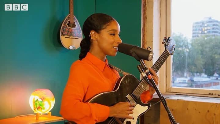 リアン・ラ・ハヴァスのインスタグラム：「Thank you for putting me and “Bittersweet”🤎on TV during lockdown @jools.holland.official 🌸You can re-watch this performance and indeed the whole flipping thing on iplayer🌸」