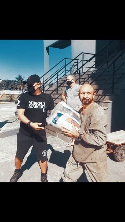 Sorriso Marotoのインスタグラム：「As doações enviadas por vocês através da nossa Live #SorrisoAMAAsAntigas continuam sendo entregues àqueles que precisam. Esta semana levamos 4 toneladas de alimentos para a Campanha #EspaçodoBem, criada pelo @espacohall para atender a demanda dos trabalhadores informais que vivem do Setor de Eventos e que, neste momento, passam por sérias dificuldades financeiras e sem perspectiva alguma de retomada aos seus trabalhos, e ao Projeto #KiloFraterno, da @fraternidadeamorecaridade, que atende a mais de 200 famílias necessitadas. Mais uma vez, muito obrigado a todos vocês por essa corrente de amor ao próximo! ❤」