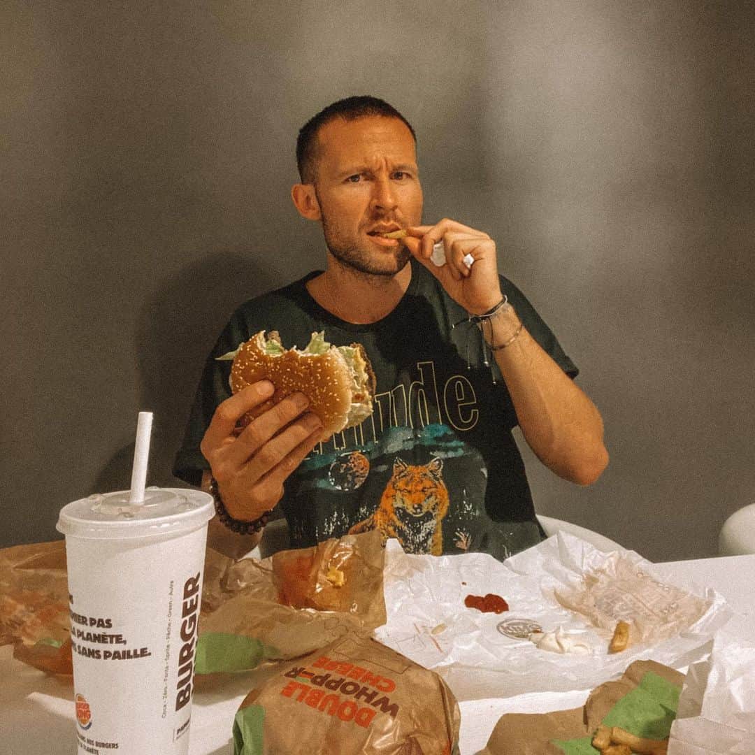 ヨアン・キャバイェのインスタグラム：「Cheat meal du dimanche! Bon ça fait du bien à la tête c’est l’essentiel .. Tu valides le double whopper ?? #cheatmeals #burgerking」