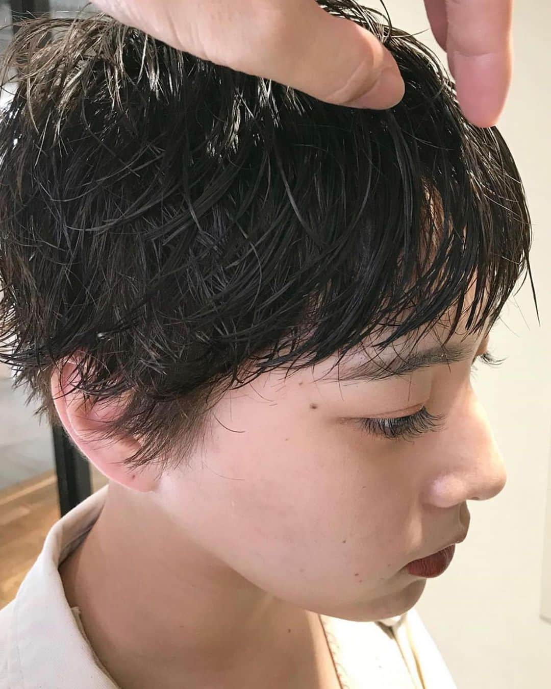 nanukさんのインスタグラム写真 - (nanukInstagram)「クセをいかす。 クセ補うようにプラスしてパーマをかける。 ストレートの髪の毛をくせ毛にする。 クセを落ち着けながらほしいところにだけパーマをかける。 . . nanukのくせ毛への思いは 日本一だと思ってます。 . @oka_nanuk . #guestnanuk」5月25日 1時36分 - nanukhair