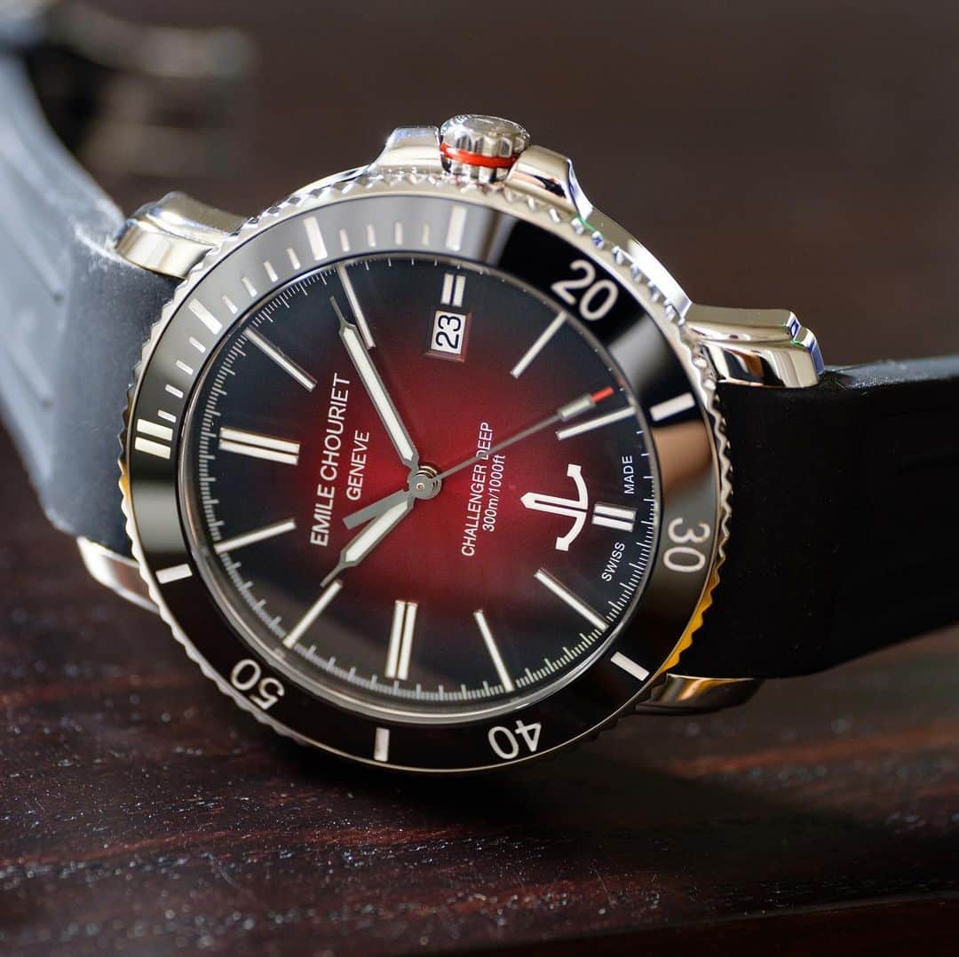 Daily Watchさんのインスタグラム写真 - (Daily WatchInstagram)「Stunning red sunray dial on the 42.5mm Challenger Deep Red from @Emile_Chouriet. This diver’s watch feature rotatable ceramic bezel, automatic movement and water resistance of 300 meters. Price tag: $1370 🔴」5月24日 16時45分 - dailywatch