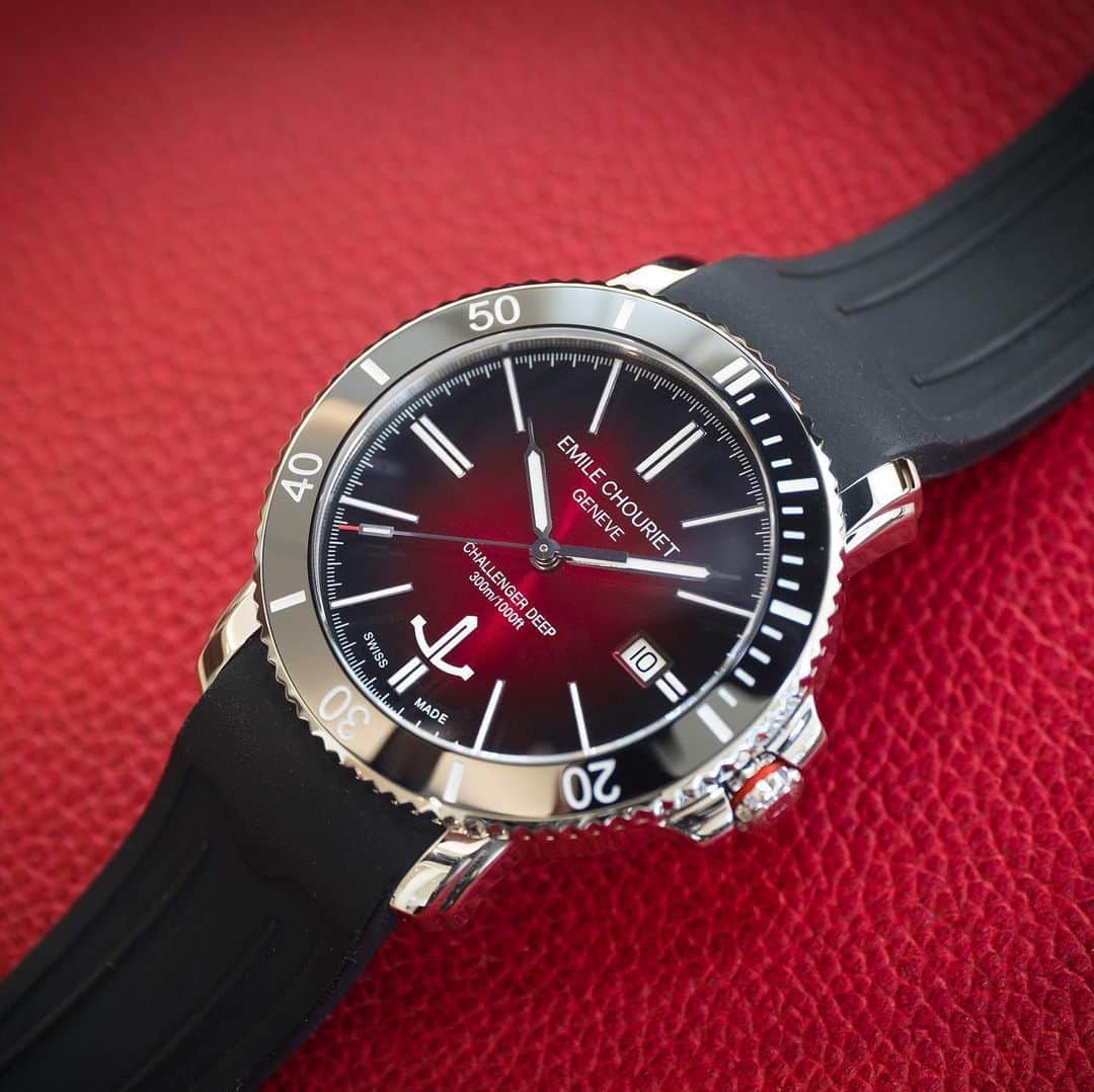 Daily Watchさんのインスタグラム写真 - (Daily WatchInstagram)「Stunning red sunray dial on the 42.5mm Challenger Deep Red from @Emile_Chouriet. This diver’s watch feature rotatable ceramic bezel, automatic movement and water resistance of 300 meters. Price tag: $1370 🔴」5月24日 16時45分 - dailywatch