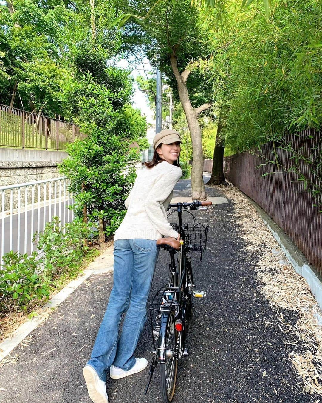 松島花さんのインスタグラム写真 - (松島花Instagram)「: Outfit💚 晴れて気持ちいい日曜日😆🚲☀️ 緑がキレイ🌳🌳🌳 : Tops: BANANA REPUBLIC Casquette:ZARA Denim:SAINT LAURENT Sneakers:adidas ※写真を撮る時だけマスク外しました👌🏻 #hanaoutfit #ootd #outfit #sunday #休日 #日曜日 #自転車 #花私服」5月24日 16時41分 - hana_matsushima_official