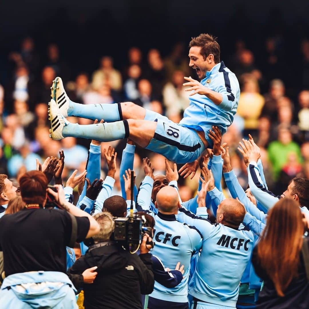 マンチェスター・シティFCさんのインスタグラム写真 - (マンチェスター・シティFCInstagram)「A goalscoring send-off for one of the game's all-time greats! ⁣ ⁣ #onthisday #mancity」5月24日 16時44分 - mancity