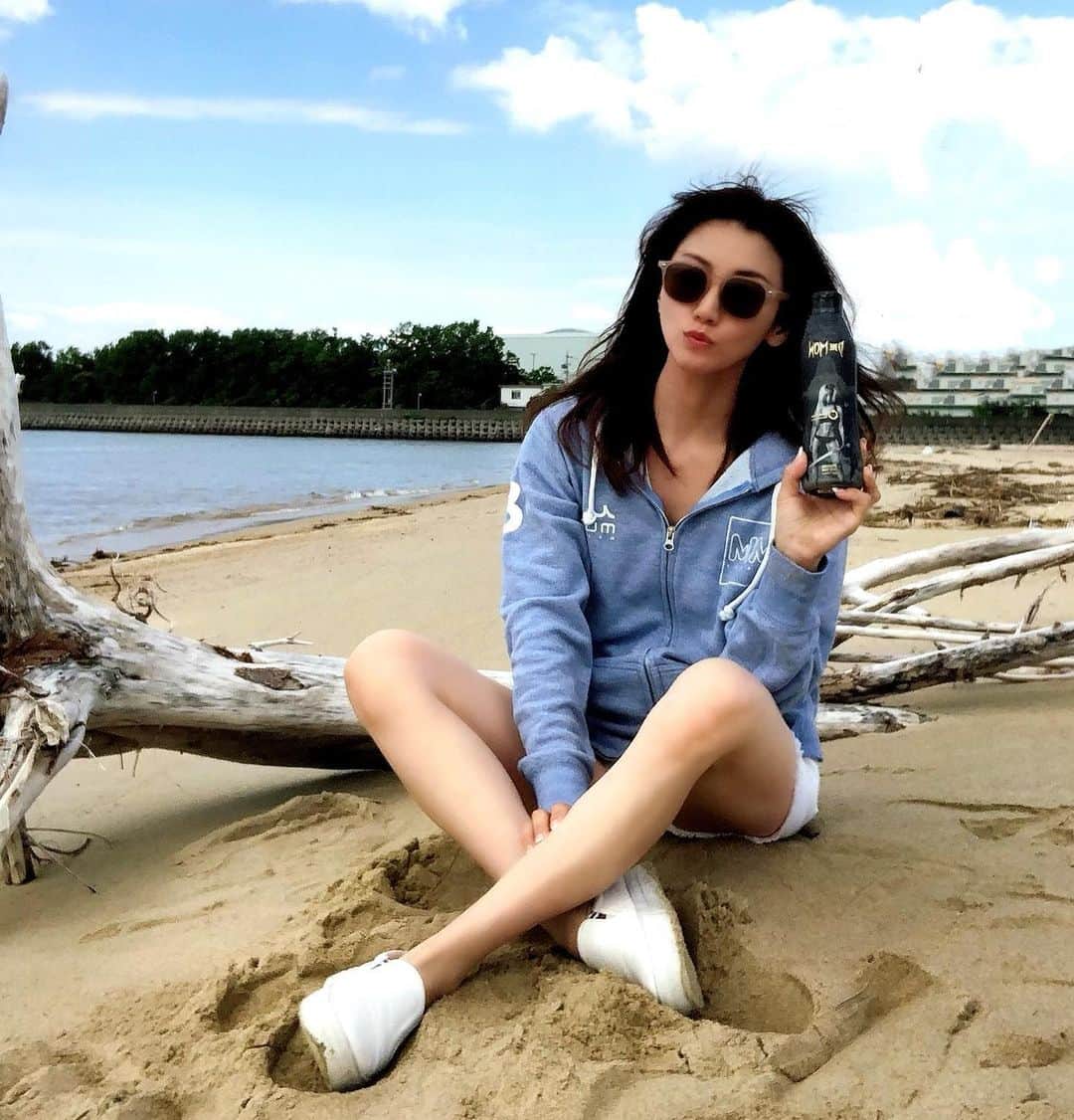 のインスタグラム：「こんにちは😃 . ジム後には必ず毎日使ってるのは アンバサダーをさせて頂いてる デーモンボディソープ @daemon703 . プロテイン入りでクリームソーダの甘い香りと肌にすごく優しい細かい泡で、 トレ後に癒される❤️ . もちろん、海にもどこにも一緒‼️ . もうすぐ１年愛用になるけど、 もう手放せないボディソープになったよ . このカッコイイパッケージにも マッチョなお兄さん達からも 「それ見た事ある‼️ やっぱりめっちゃいい匂いですね」って . 是非、まだ使ってない方使ってみてね .  #ボディソープ#デーモンボディソープ#美白#美肌#筋トレ女子#スキンケア#美活#美容#肌質改善#ニキビ#スキンケア用品#トレーニング好き#コロナをやっつけろ#自宅待機#自分磨き#おうち時間#ボディメイク#クビレ#美尻#引き締まった身体になりたい #癒しのシャワータイム #いい匂い#トレ後のご褒美 #コロナ太り#体脂肪やばい#宅トレ#海#海好きな人と繋がりたい」