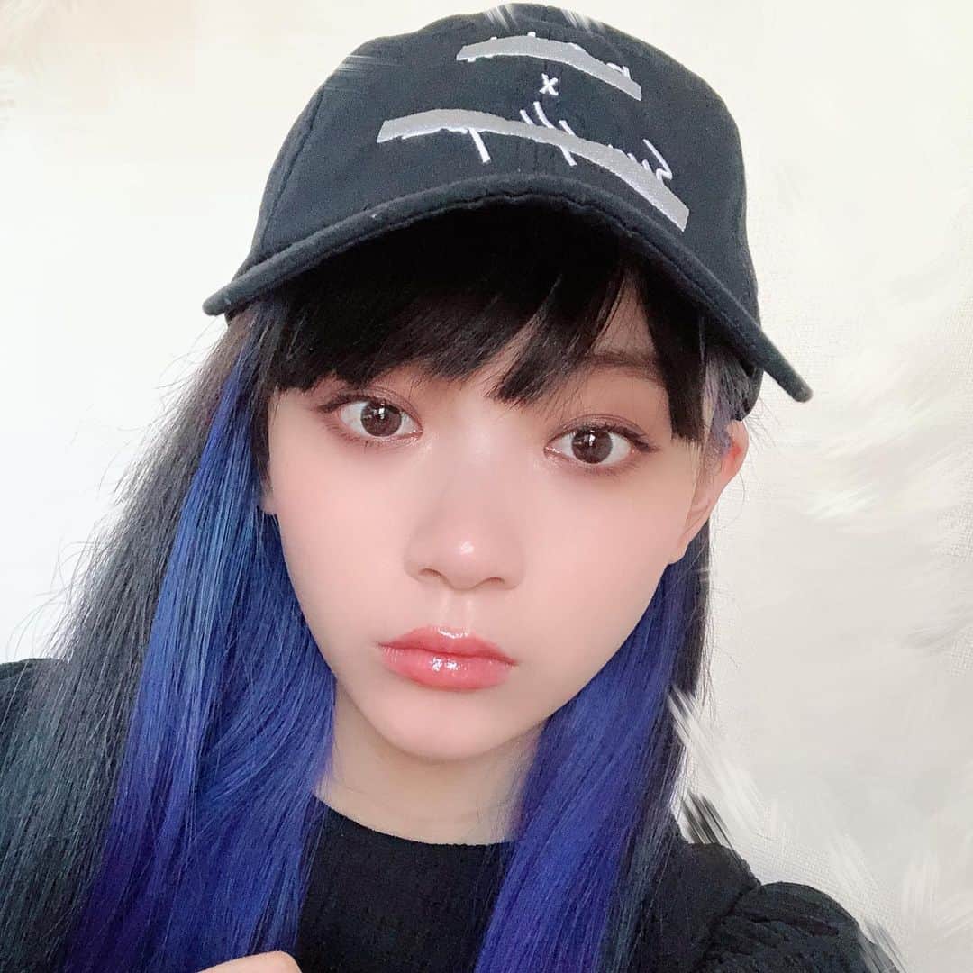 ゆらのインスタグラム：「可愛いキャップが届いた よって青髪公開」