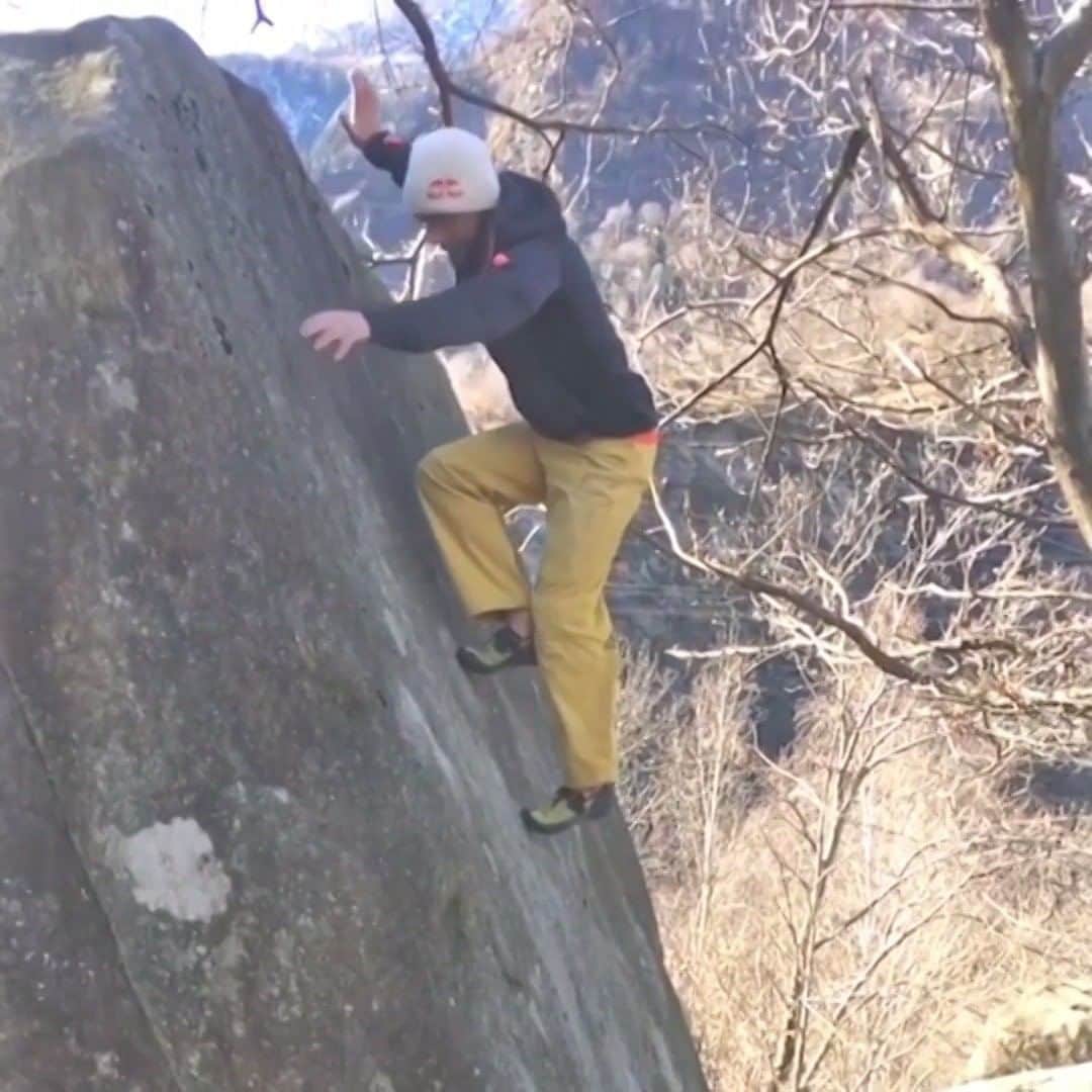 レッドブルのインスタグラム：「@berndzangerl coming thru with the toes of steel (not something you hear every day) 🤷‍♂️🦶 . #redbull #givesyouwings #rockclimbing #climbing #adventure #outdoors #climb #strength #bouldering」