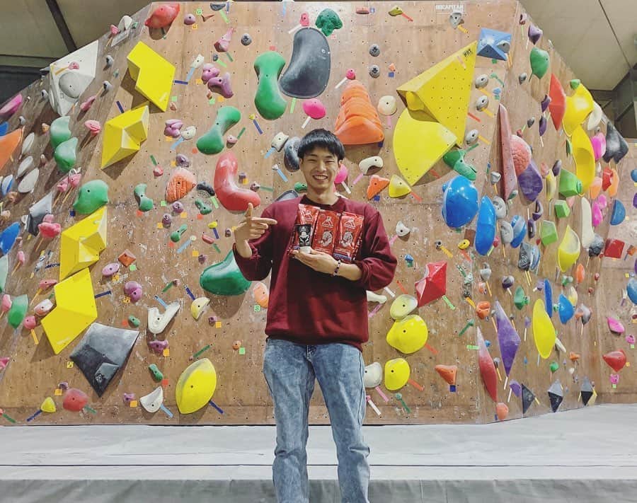 のインスタグラム：「・﻿ @frictionlabs のバムバムとシークレットスタッフを﻿ 頂きました🙏﻿ 最近のチョークはもうずっとこれ！﻿ シークレットスタッフはアルコールフリー(white)のも﻿ あるのですが、そちらも超オススメ🙆‍♂️💯﻿ ﻿ 自粛開けのクライミングは、﻿ このチョークを使って思いっきり登ります！﻿ ありがとうございます！﻿ ﻿ @gontexofficial ﻿ @lasportivajp ﻿ @mudhand_cb ﻿ @thoufun_official ﻿ @hokoru856 ﻿ #climbing #bouldering #climbingchalk #クライミング #スポーツクライミング #クライミングチョーク」