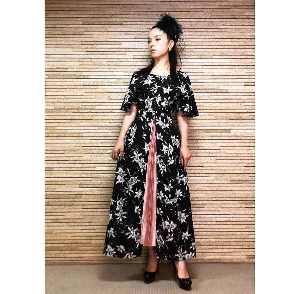 azumiのインスタグラム：「昨日の #おうちでパンダ音楽祭 の衣装は私服をアレンジしてコーディネート  ヘッドドレス @tunobyazumi  ワンピ @beautifulpeople_officialsite  スカート @zara  パンプス @louboutinworld  #パンダ音楽祭  #wyolica #ワイヨリカ #azumi #おうちasobi #虚ろ」