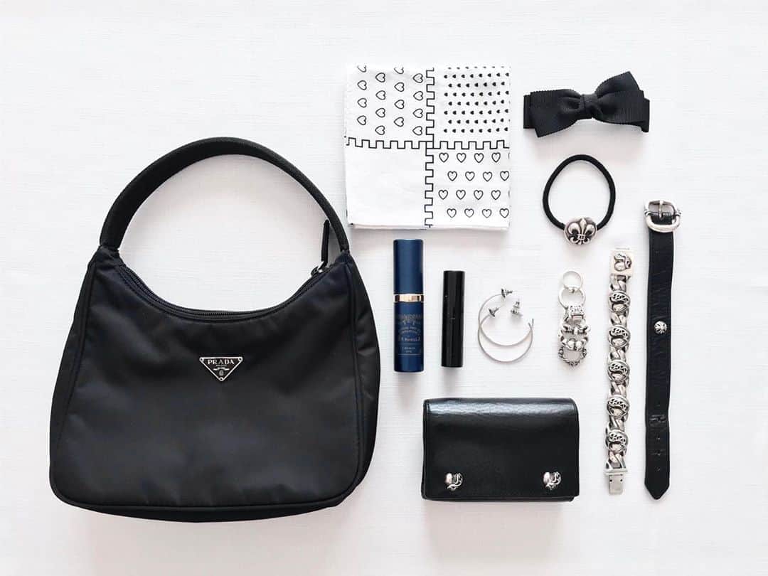 奥村佳恵のインスタグラム：「😈🧳 #whatsinmybag  #バッグの中身  #かばんの中身  #置き画  #prada  #chromehearts  #limifeu  #chanel  #santamarianovella  #wallet  #bow  #vintagering  #ring  #earrings  #bracelet  #accessory」