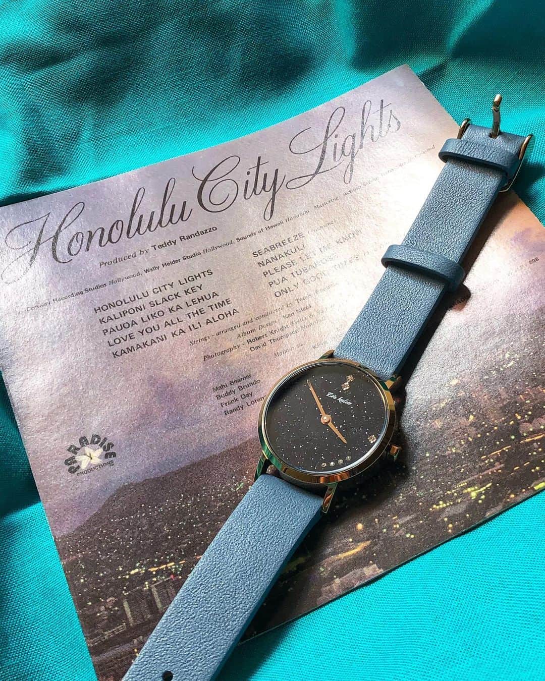 sunday_722のインスタグラム：「*﻿ *﻿ Lia kuleaリアクレア@liakulea_japan﻿ *﻿ 🌴ハワイの星空💫をイメージした﻿ リアクレアMe ke Alohaの時計⌚️を﻿ 頂きました。﻿ *﻿ 写真では分かりにくいかも﻿ しれませんが﻿ *﻿ キラキラと細かく瞬く﻿ 光が本当に綺麗✨✨✨輝く星*﻿ KEOLA & KAPONO BEAMER﻿ の『Honolulu City Lights』を﻿ 聞きながら﻿ ハワイの星空を思い出して﻿ います。﻿ *﻿ いつまでも時計を眺めていたくなる﻿ そんな素敵な時計です。﻿ *﻿ ⌚️クーポンコードsundadn﻿ 10％OFFになります。﻿ 公式Instagram @liakulea_japan﻿ *﻿ *﻿ #リアクレア﻿ #時計﻿ #腕時計﻿ #liakulea」