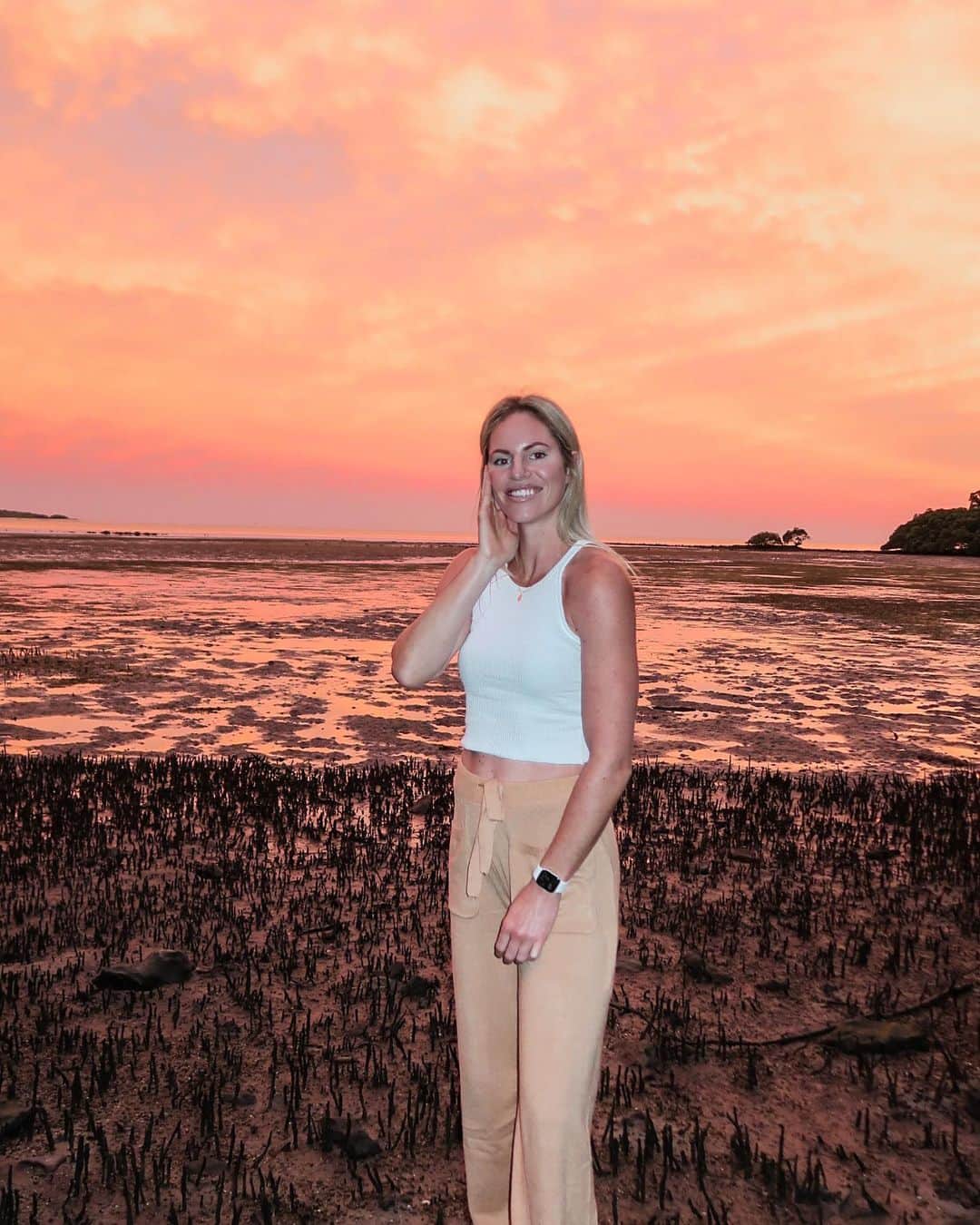 エミリー・シーボームのインスタグラム：「Forever that girl that gets really excited when the sky is in pretty colours!  #sunset #sandstonepointholidayresort #sandstonepoint #prettysky」