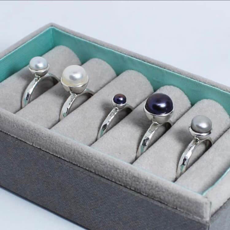 ダウアー&ホールさんのインスタグラム写真 - (ダウアー&ホールInstagram)「A Stack of Pearl Rings in the Making.  Elevate your style with a stack of pearl rings that is perfectly on point. Go for matching shades or pick and mix to your taste.  Plus get 20% of all pearls on the website till 7th June - use code PEARL20. . . #buylesschoosewell #buylessbuybetter #pearls #freshwaterpearls #baroquepearls #pearljewelry #pearljewellery #pearlrings #Jewellerygram #instajewellery #Jewellerybrand #Jewellerytrends #jewelleryjunkie #futureheirlooms  #jewellerylover  #alternativebridal #ethicalluxury #londonjeweller #artisanmade  #roughluxe  #bohostyle #jewelleryblog #jewelleryaddict  #jewellerydesigner」5月24日 17時21分 - dowerandhall