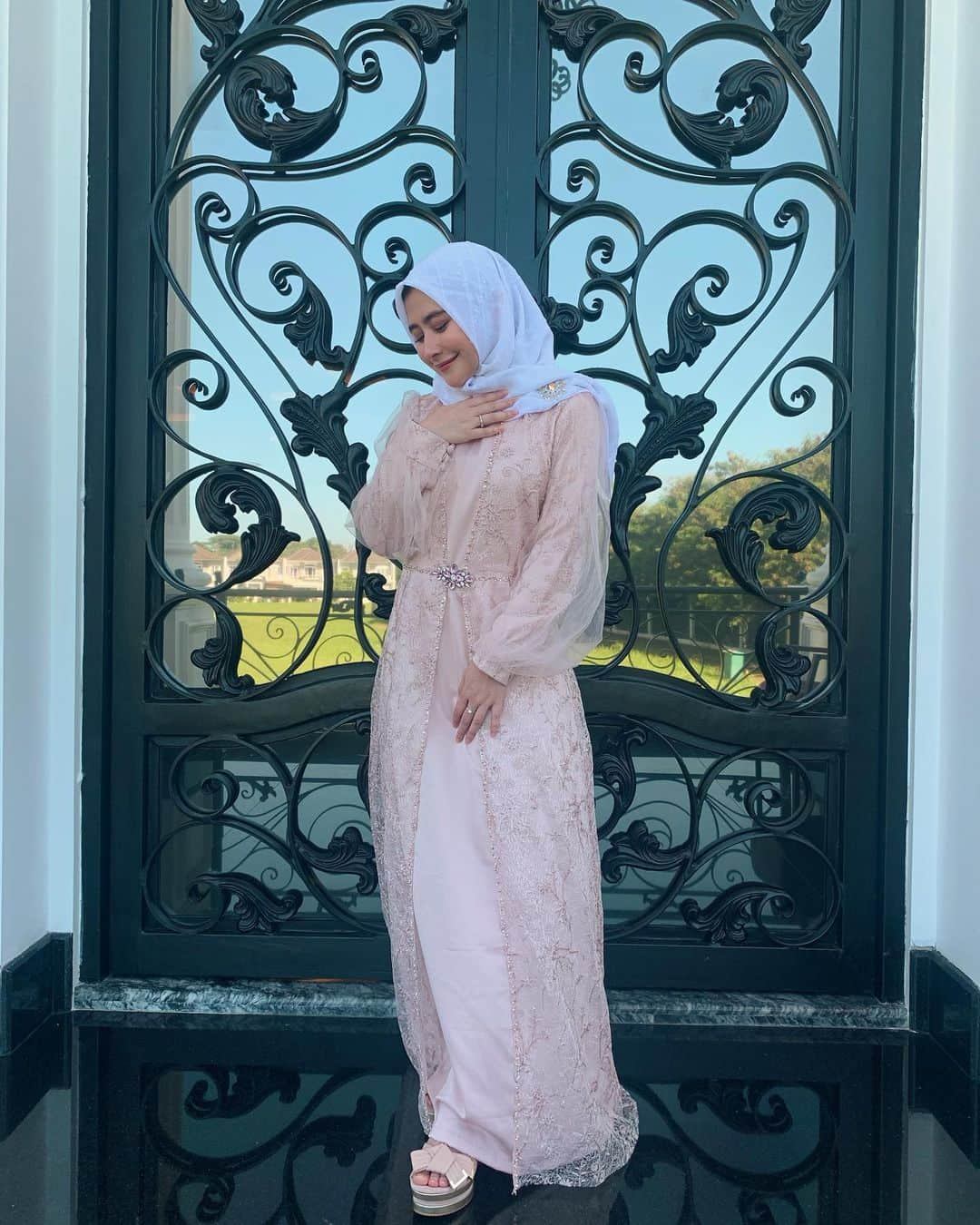 Prilly Latuconsinaさんのインスタグラム写真 - (Prilly LatuconsinaInstagram)「Sekedar pakai baju Lebaran untuk bersilaturahmi walaupun virtual menjadi hal yang sangat berharga ya tahun ini, kayanya tahun kemarin biasa-biasa aja rasanya. Dengan adanya physical distancing kita jadi sadar, bercanda, ngobrol atau sekedar bersalaman bersama orang tersayang adalah hal yang sangat berharga. Nanti kalo udah selesai Covid, kalo lagi ngumpul keluarga jangan main HP yaa hehe 😋 Dress cantik dari kaka @yantiadeni @yantiadeni.official tadinya dress ini mau dipake untuk selametan rumah, eh siapa sangka ada musibah ini jadi gak bisa selametan, dan Akhirnya dipakai hari ini 💗」5月24日 17時14分 - prillylatuconsina96