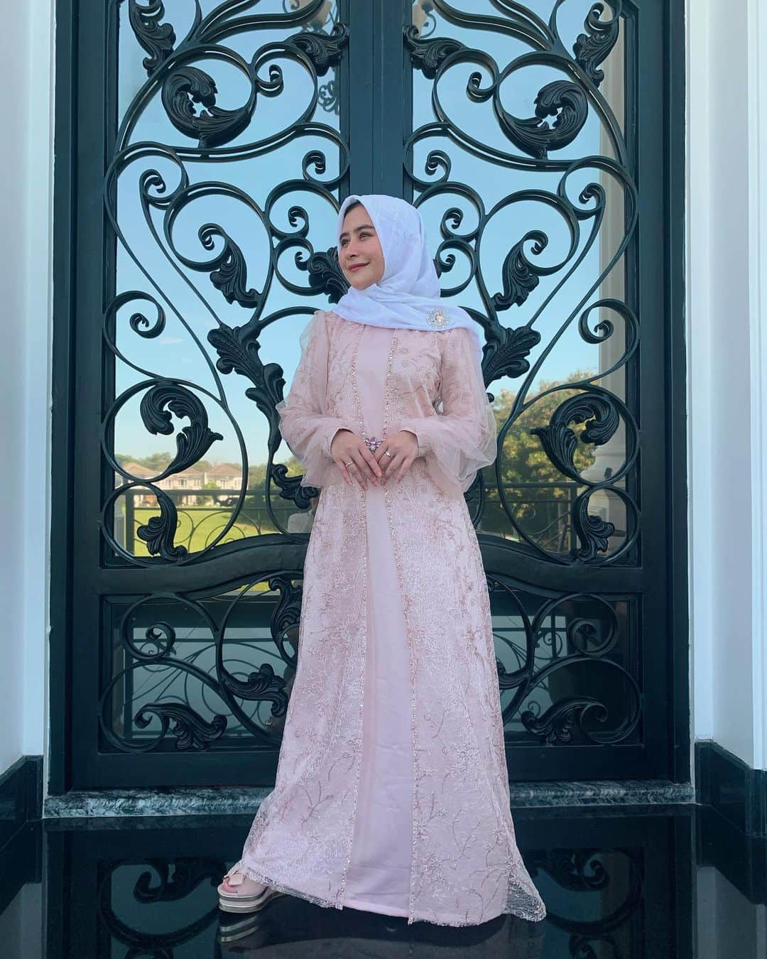 Prilly Latuconsinaさんのインスタグラム写真 - (Prilly LatuconsinaInstagram)「Sekedar pakai baju Lebaran untuk bersilaturahmi walaupun virtual menjadi hal yang sangat berharga ya tahun ini, kayanya tahun kemarin biasa-biasa aja rasanya. Dengan adanya physical distancing kita jadi sadar, bercanda, ngobrol atau sekedar bersalaman bersama orang tersayang adalah hal yang sangat berharga. Nanti kalo udah selesai Covid, kalo lagi ngumpul keluarga jangan main HP yaa hehe 😋 Dress cantik dari kaka @yantiadeni @yantiadeni.official tadinya dress ini mau dipake untuk selametan rumah, eh siapa sangka ada musibah ini jadi gak bisa selametan, dan Akhirnya dipakai hari ini 💗」5月24日 17時14分 - prillylatuconsina96