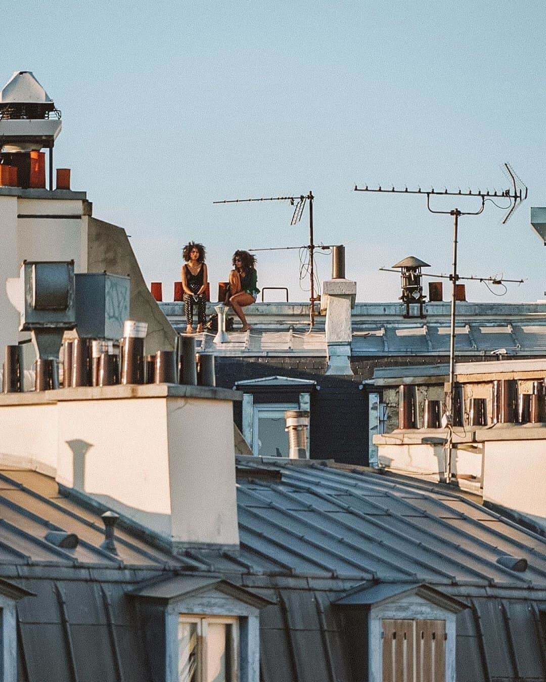 My Little Parisさんのインスタグラム写真 - (My Little ParisInstagram)「Point coloc' sur le balcon. 🇬🇧: Roof-mates meeting. (📸 @emilytaubert)」5月24日 17時30分 - mylittleparis