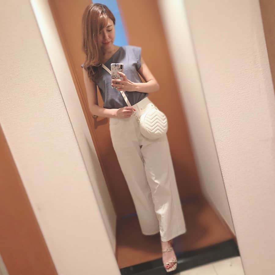 菊池かなこのインスタグラム：「👗𝑓𝑎𝑠ℎ𝑖𝑜𝑛👠 . ベージュのパイソン柄サンダルは パイソン柄だけど 柔らかい印象になっておすすめ👠 @vivian_collection_official #スクエアトゥダブルストラップミュールサンダル . トップスとパンツは @grl_official . 👚アシンメトリーデザイントップス 👖チノツイルセミワイドパンツ . トップス は絶妙に二の腕カバーしてくれるし このパンツ履きやすすぎて 家にいる時毎日履いてる😍 . . ୨୧┈┈┈┈┈┈┈┈┈┈┈┈┈┈┈┈┈୨୧ #fashion#ファッション#code#codenate #コーティネート #viviancollection #vivian公式アンバサダー #vivianコーデ#アラサーコーデ #2020ss #zozotown #ゾゾタウン #春ファッション #春コーデ #プチプラコーデ #プチプラファッション #プチプラ高見えコーデ#サンダルコーデ  #今日の靴 #靴好きな人と繋がりたい #足元倶楽部  #パンプス#パイソン柄パンプス#パイソン柄 #fashion#グレイル#GRL#夏コーデ #ワイドパンツ#パンツコーデ」