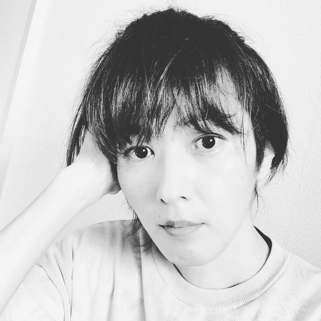椿隆之のインスタグラム：「なので切りました！！ という事はなく、結んで短い気分でした笑  #ヘアゴム  #モノクロ」