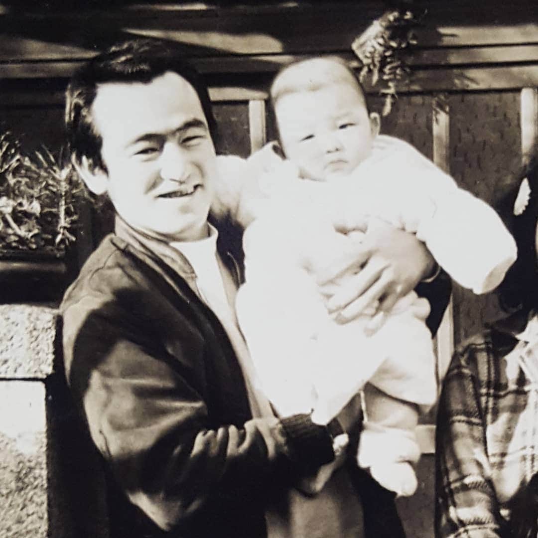 仁科貴さんのインスタグラム写真 - (仁科貴Instagram)「お友達の、斉藤さおり(麻倉あきら)先輩から、仰せ付かりました。  生後3ヶ月。お父ちゃんと…ぷぷ。  おくいぞめ。とあります。  明らかに、食べ過ぎましたよね.. 次は 清元雄二郎さん へ🏃  #子供の頃の写真を投稿 # https://instagram.com/yujirokiyomoto?igshid=cj8mogrpb9qh # https://instagram.com/akira_asakura?igshid=v4l6kfgk8ar3」5月24日 17時32分 - takashi_nishina