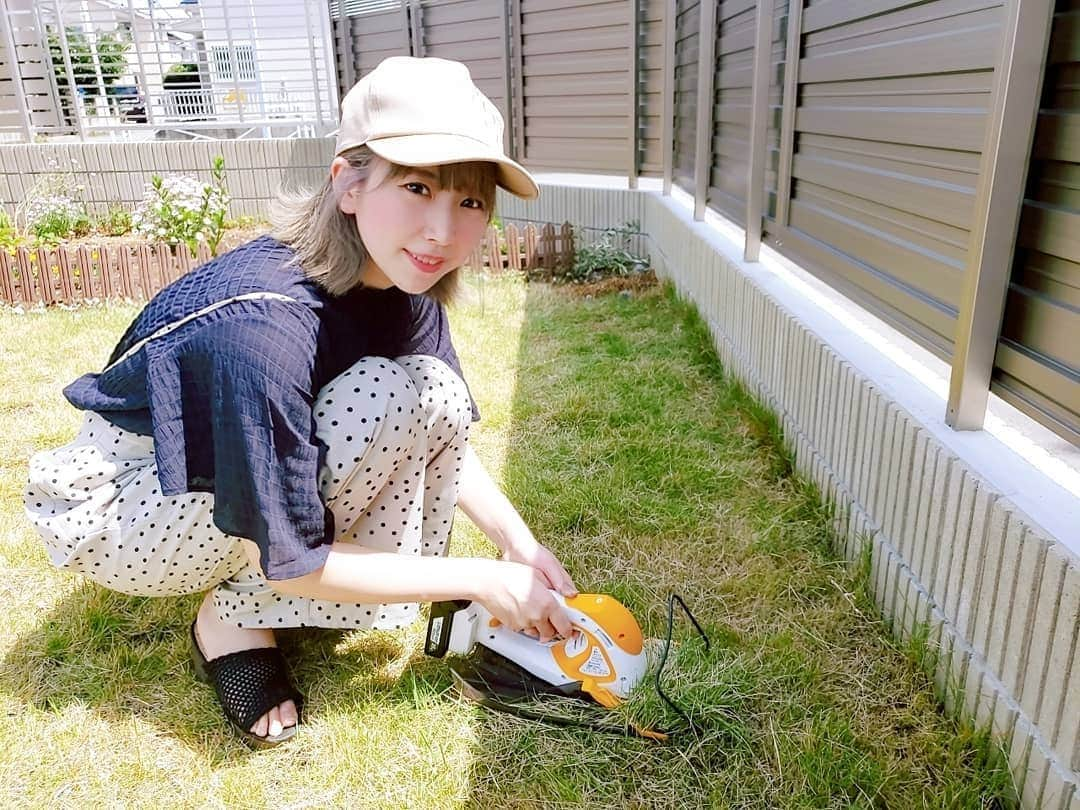 坂本詩緒里さんのインスタグラム写真 - (坂本詩緒里Instagram)「暑い中芝刈りしたよ🌿🌱🍃 #ガーデニング #草刈り #草むしり #草刈り機  #芝刈り機 #芝刈りバリカン #庭 #ガーデン #庭のお手入れ #guコーデ　 #お花のある暮らし #花 #花壇 #草 #芝生の庭 #帽子 #マリークワント #マリクワ #ファッション #おうち時間 #stayhome #garden #home #maryquant #gardening」5月24日 17時33分 - jpba529