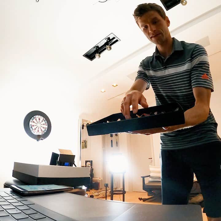 トーマス・ミュラーのインスタグラム：「Back again: It‘s #ThoMats time! Coming soon... What a exciting 🎯 challenge before the big match on Tuesday 👍🏼😀 #esmuellert #matshummels #thomats #endlichwiederda #Vorspiel #classico #goprocameraman #thomatsisback」