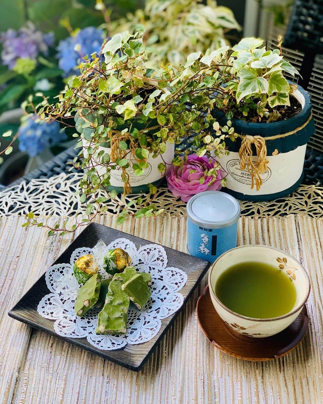 のインスタグラム：「Stay home ❥大好きな福寿園のお抹茶で🍵抹茶のチョコが止まらない💚💚💚 京都祇園の素敵な呉服屋『辰美屋』の社長👘 @tenkawagasyou さんからのお茶バトン🍵 （　おそくなってすみませんー💦 ） 「一盌からのピースフルネス🍵 Peacefulness through a Bowl of Tea バトン 」 # Peace_thru_Tea  ー コロナ後の世界で、リアルに膝をつきあわせお茶を飲める日を夢みて あらゆる垣根をこえ、みなさまのほっこりとするひと時のお茶、そしてみんなを笑顔にするお菓子のアップを繋ぎ、茶の間の時間を共有しませんか  ー 一日でも早い終息を願うとともに、一茶一菓の時間が、安らぎとなりますように。（ @hirotsugu.ogawa さんから抜粋させて戴きました）  次に繋ぐのは、、、 日本茶アドバイザー の資格を持ち、長年とても仲良くしてもらっている友人🌼 このバトンにぴったりなパコちゃん💚（進め！電波少年からデビューした元祖電波子ちゃんです✨） @paco_azusa ちゃん🍵にお願いしたいと思います💚💚💚💚💚💚💚💚💚💚 #一盌からのピースフルネス #Peace_thru_Tea . #お抹茶 #お茶 #福寿園 #福寿園宇治工房  #抹茶 #冨久森 #緑茶 #一茶一菓 #一日一茶  #抹茶チョコ #抹茶スイーツ  #おうち時間 #stayhome  #staypositive」