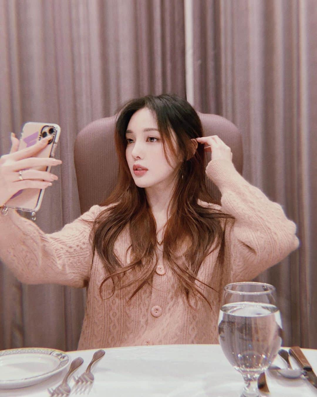 ポニーのインスタグラム：「오늘 일요일인 줄도 몰랐다😶」