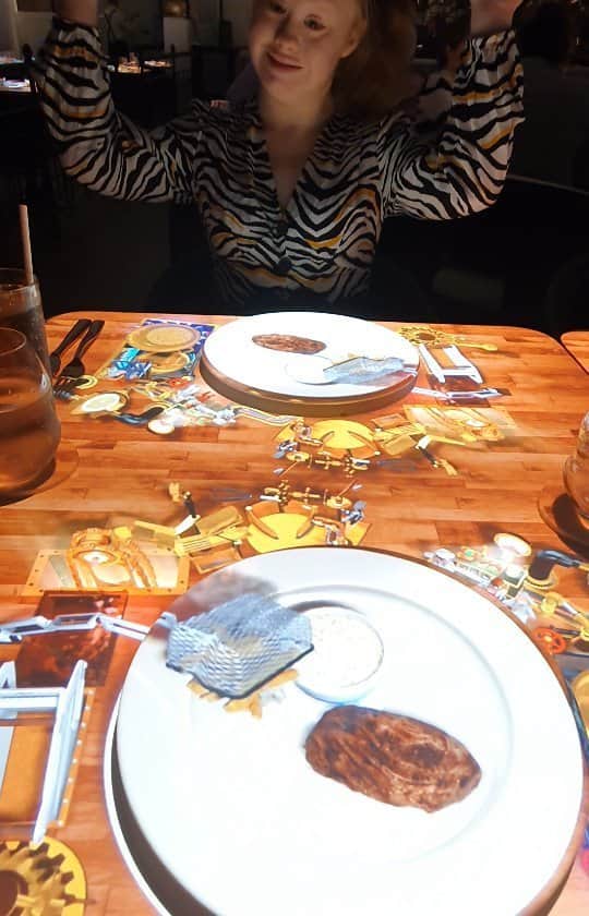 マデリン・スチュアートのインスタグラム：「Steak frites anyone @tarawalls31 we miss you. @celebrityedge」
