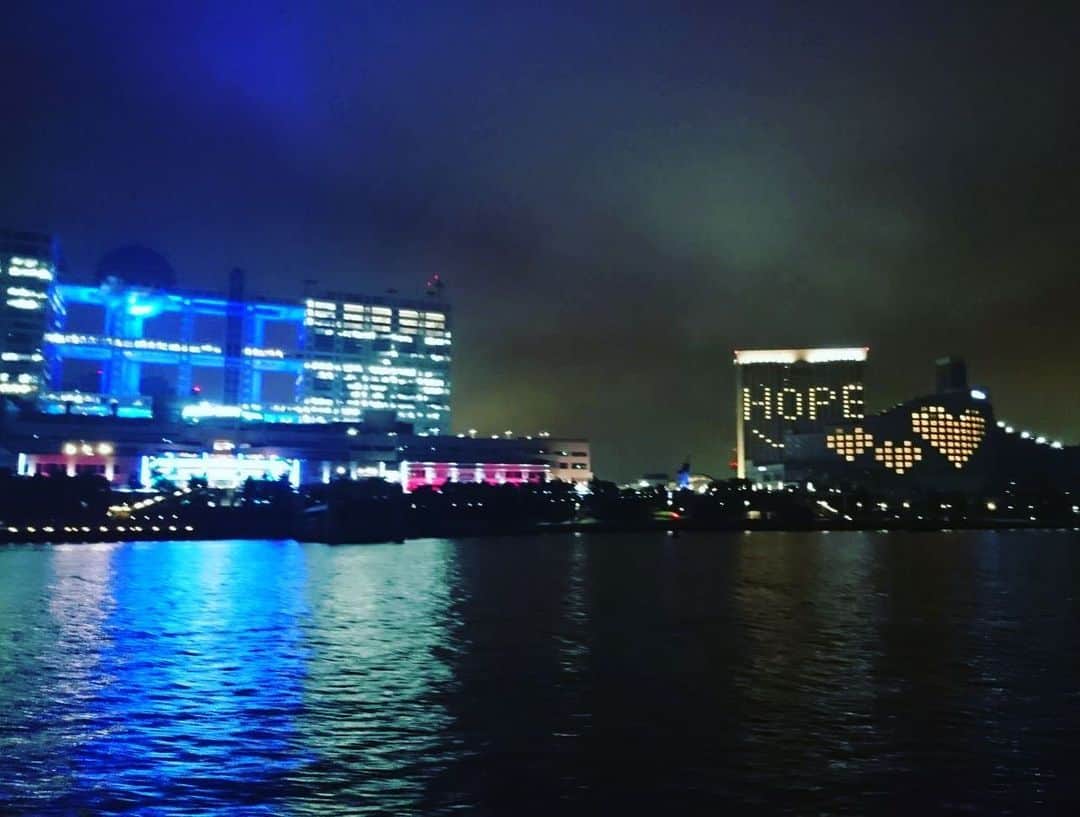 アニバーサリークルーズさんのインスタグラム写真 - (アニバーサリークルーズInstagram)「💛💫 ． ． お台場の夜景に浮かぶ"HOPE"の文字。 ． みんなの願いが届きますように…😌 ． ． #❤️ #hope #いまできること #tokyobay」5月24日 17時51分 - anniversary_cruise