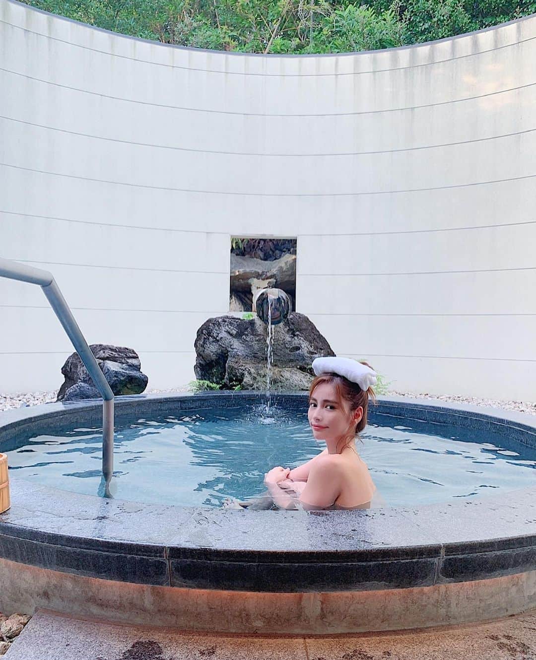 のインスタグラム：「最近ハマってるゲーム🎮と 温泉シーンの画像を合わせてみた！笑 @doragonburatsudo ・ ⚠️これは去年の8月伊勢神宮に行った時の 三重の温泉で撮った写真♨️ 今は温泉にいけないから過去写真で 載せてない温泉画像探しまくった🧖‍♀️ (その時からフォローしてくれてる方は 伊勢神宮行ってたの知ってるよね？笑) ・ このゲームキャラも楽しいし 自由度が高い‼️ 今は温泉に行けないけど… ゲームで温泉にはいれる♨️🧖‍♂️笑 ・ ・ ・ ・ ・ ・ ・ ・ ・ ・ ・ ・ ・ ・ ・ ・ ・ ・ #ドラブラ#コードドラゴンブラッド#ゲーム#温泉#過去pic#行きたい#おうち時間#おうちごはん#おうちカフェ#リラックス#癒し#美容#健康#ダイエット#すっぴん#インスタ映え#カメラ女子#写真#家族#家族旅行#女子旅#旅行#思い出#田舎の風景#インスタグラビア#セクシー#温泉女子#iPhone11pro#onsen#japanesegirl」
