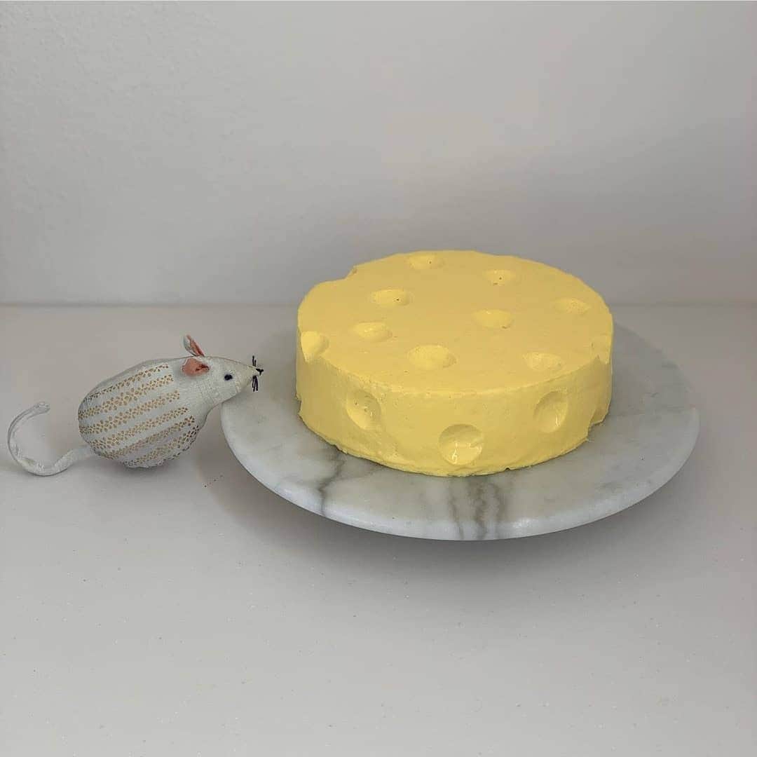 4meee!さんのインスタグラム写真 - (4meee!Instagram)「”トムとジェリーの世界のチーズケーキ”🐱🐭🧀 まるでアニメの世界のケーキ！ ・ トムとジェリーに出てくるような穴あきチーズケーキ🧀♡ ・ ワンホールでもピースケーキでも 穴を開けるだけでできちゃうって話題なんです。  ぜひアニメを見ながら食べるのはどう？  photby❣️ @__abm @__skry___ @muicuit @stex5  #トムとジェリーのケーキ#トムとジェリーのチーズケーキ #チーズケーキホリック#チーズケーキ作り #チーズケーキ#ケーキ#おやつ#ケーキアイディア#スイーツ#スイーツ好き #スイーツタイム #カフェグラム#カフェ風#メニュー#カフェドリンク#お家カフェドリンク #カフェメニュー#お家カフェメニュー#カフェグラム#お家カフェグラム #お家メニュー#手作りおやつ#手作りお菓子#お家タイム#お家時間#おうちカフェ」5月24日 18時04分 - 4meee_com
